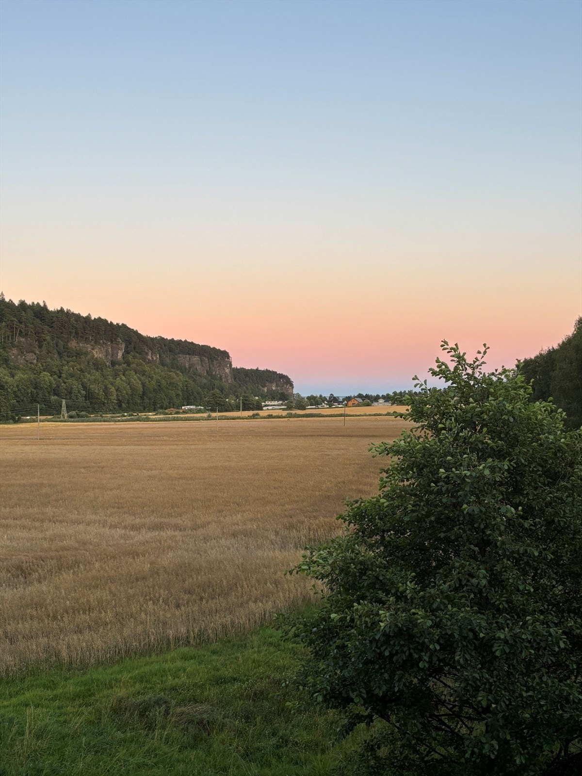 Utsikten endrer seg gjennom døgnet og uansett årstid nytes utsikten utover landskapet. Galleribilde