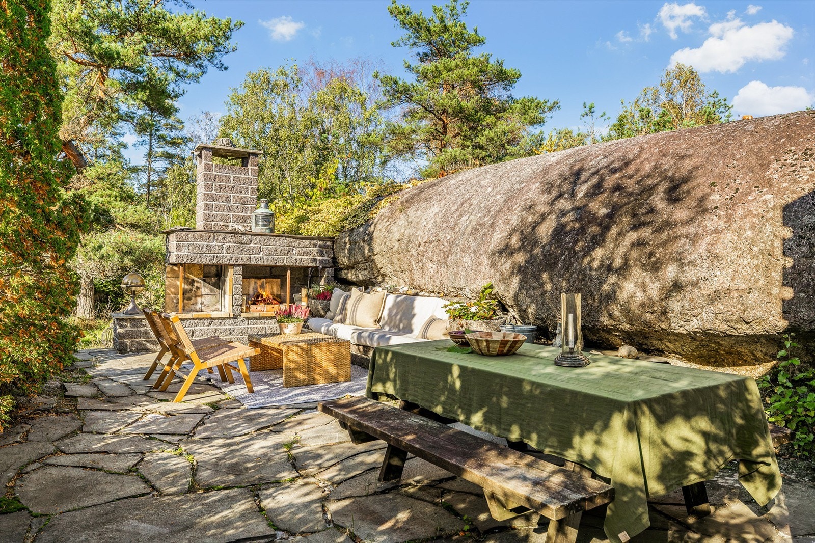 En herlig uteplass med peis hvor naturen danner en naturlig avgrensning. Galleribilde