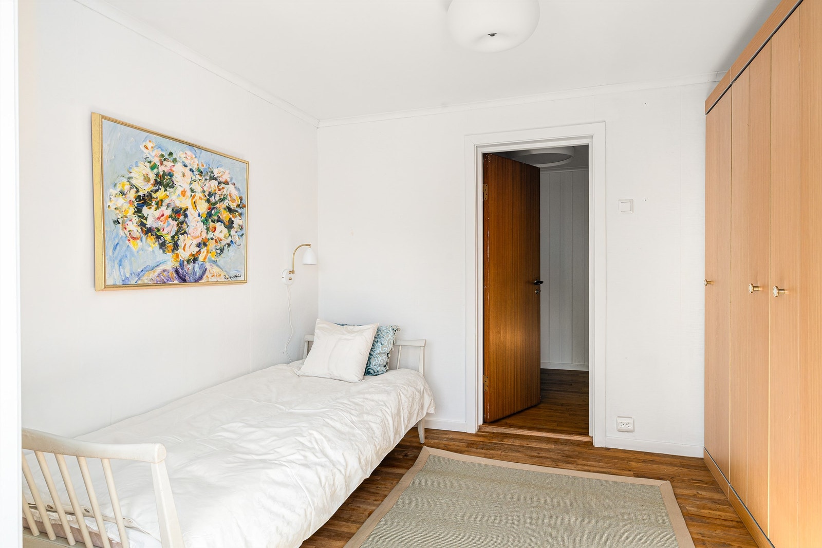 Barnerommet med mye skapplass og smarte oppbevaringsløsninger. Galleribilde