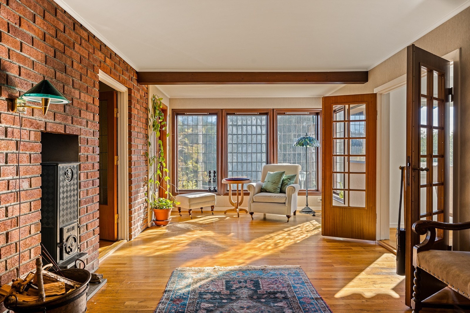 I hovedetasjen dominerer den åpne planløsningen, likevel finnes flere steder der man kan sitte alene, men likevel sammen. Her ser man godt hvordan rommene henger sammen. Spisestue til høyre og stua til venstre. Galleribilde