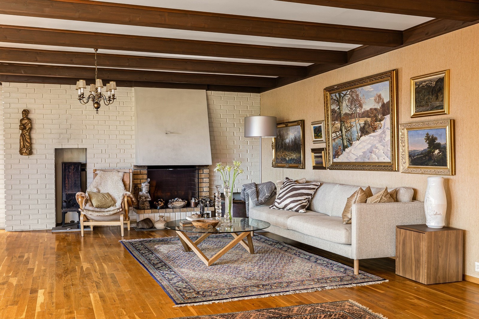 Det er både peis og vedovn i stua. Galleribilde