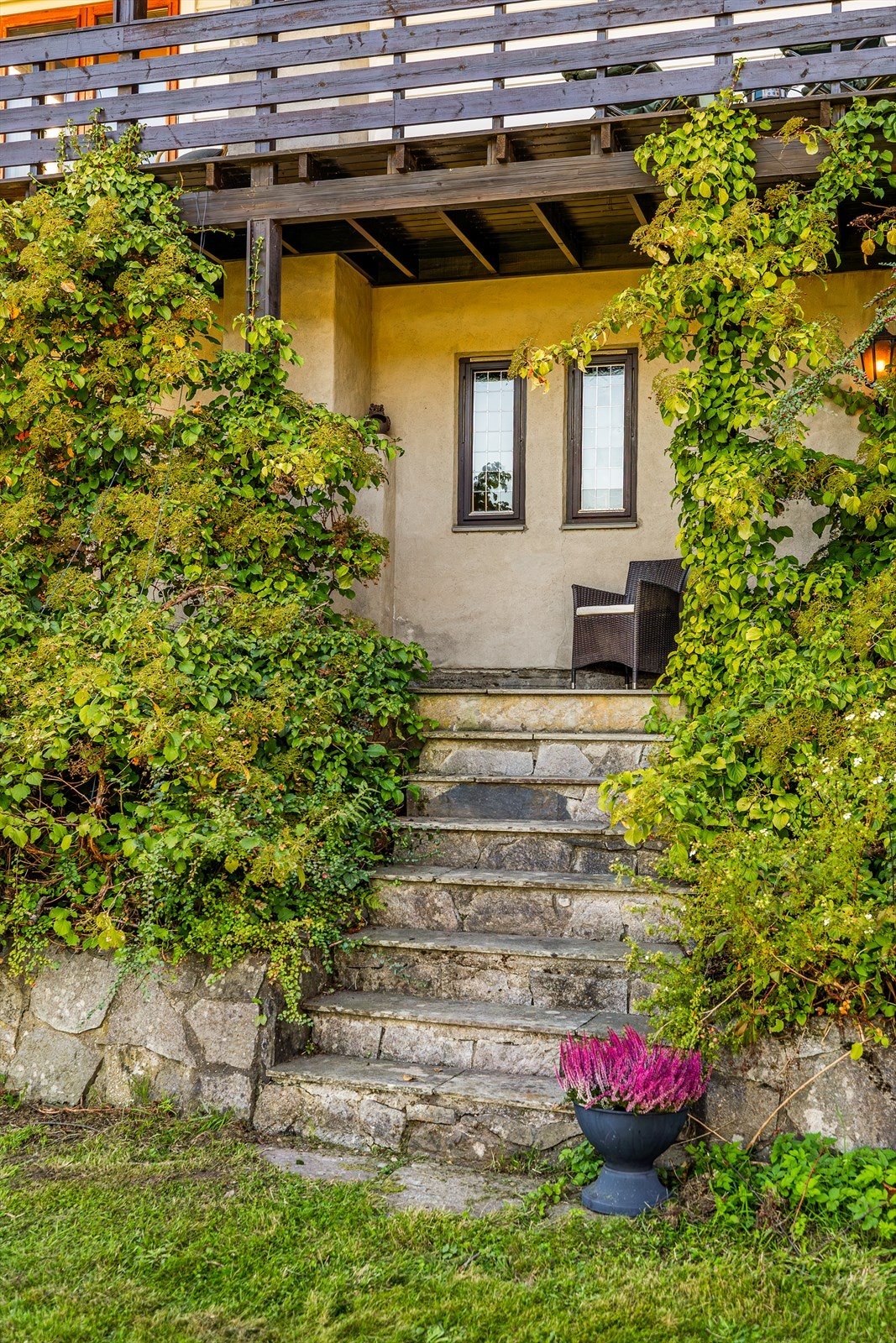 Man får en fornemmelse av å være et sted i Frankrike når man går i steintrappen opp til boligen. Galleribilde