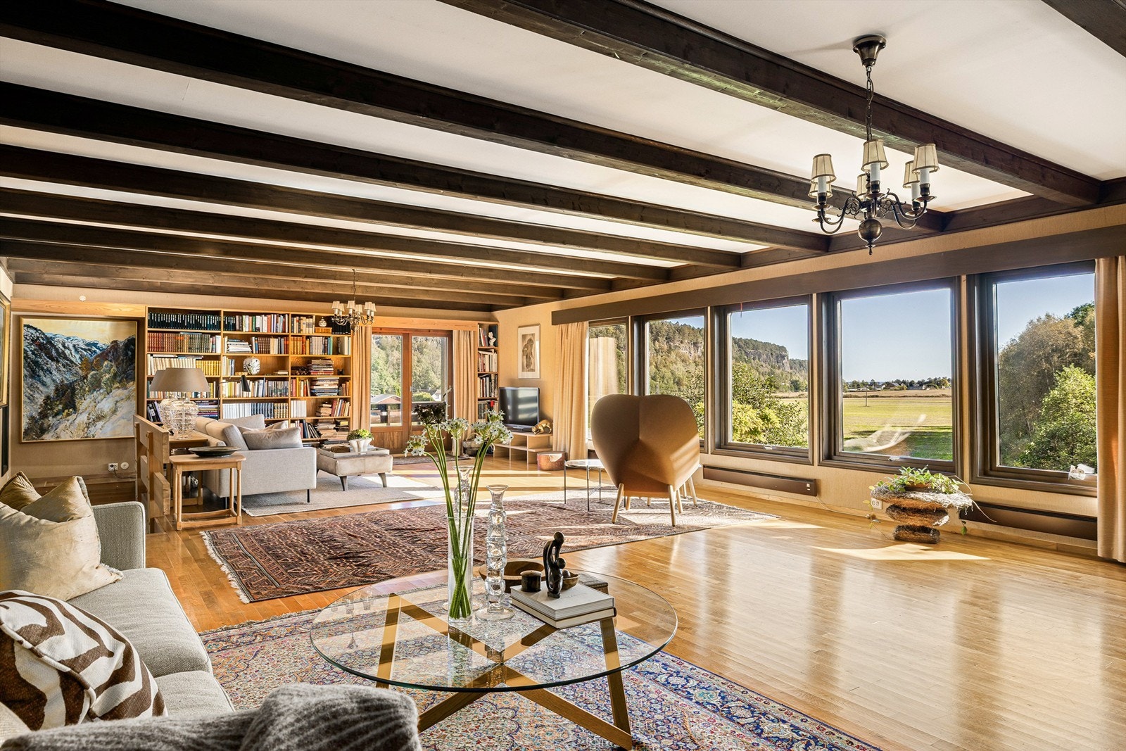 Nåværende eier er ikke i tvil: Dette er favorittrommet, lyst, åpent, sosialt og med suveren utsikt utover landskapet som ender i havet og horisonten. Galleribilde