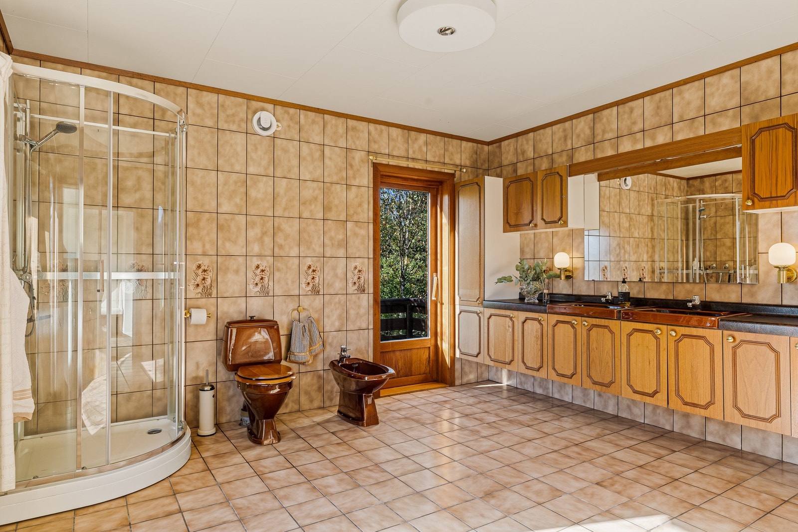 Badet er tilknyttet hovedsoverommet og har egen utgang til veranda. Her er det rendyrket retro. Dusjkabinettet er nylig byttet ut. Galleribilde