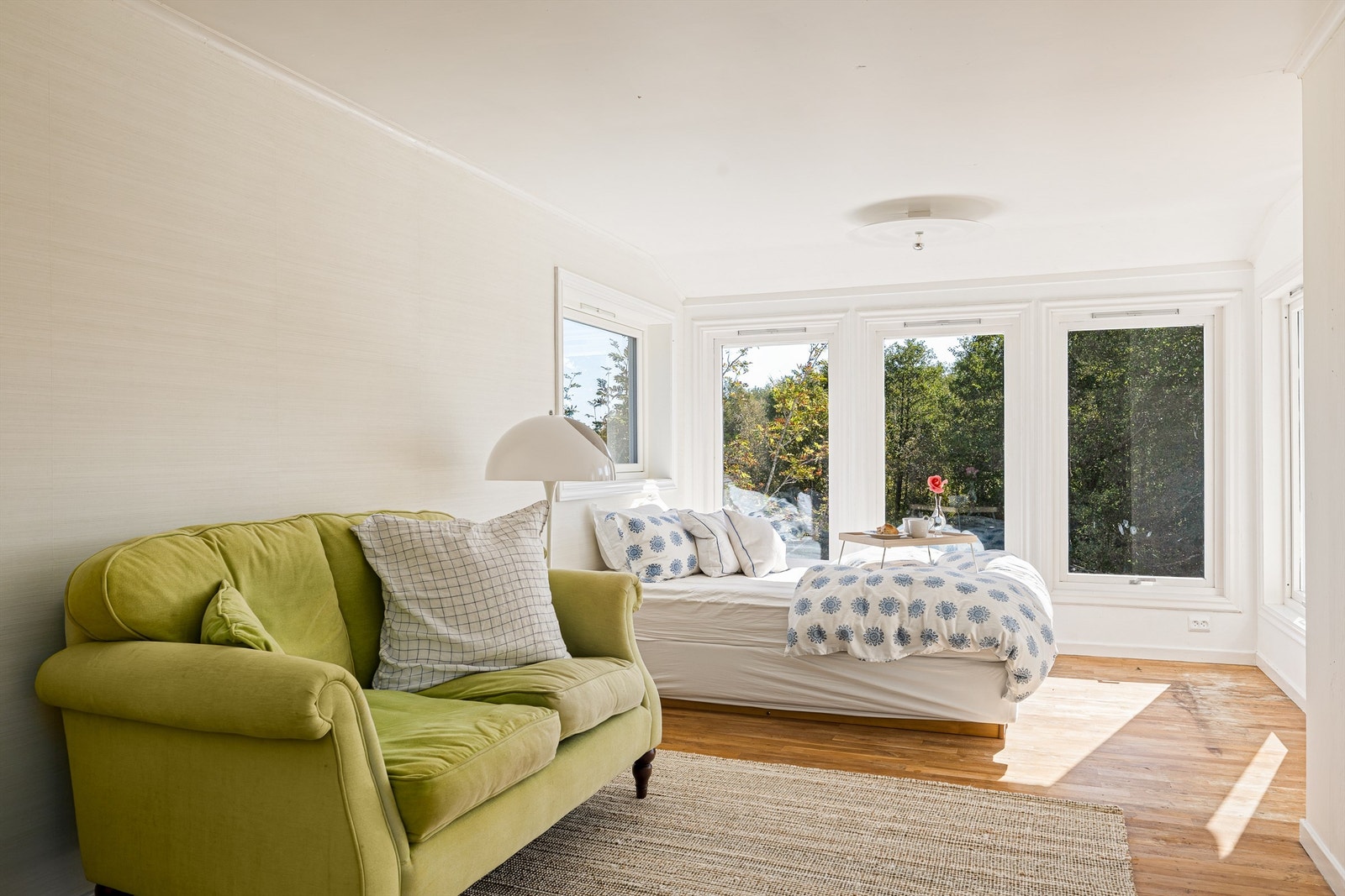 Soverom og barnesoverom har nyere vinduer mot engen. Galleribilde