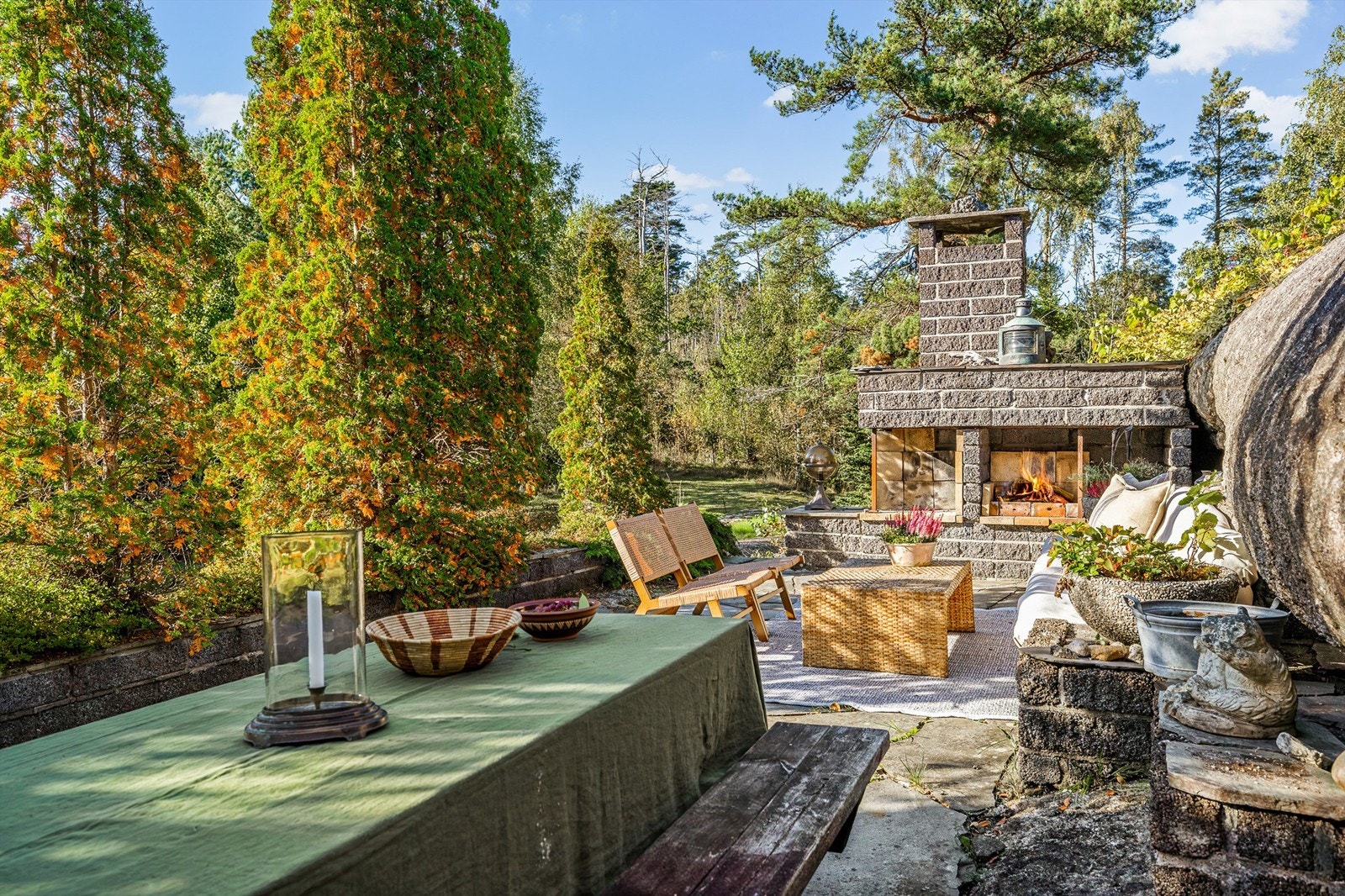 PÅ DENNE UTEPLASSEN inntas mange frokoster, lunsjer og middager i løpet av sommerhalvåret, for her er det lunt og selvfølgelig helt uten innsyn. Galleribilde