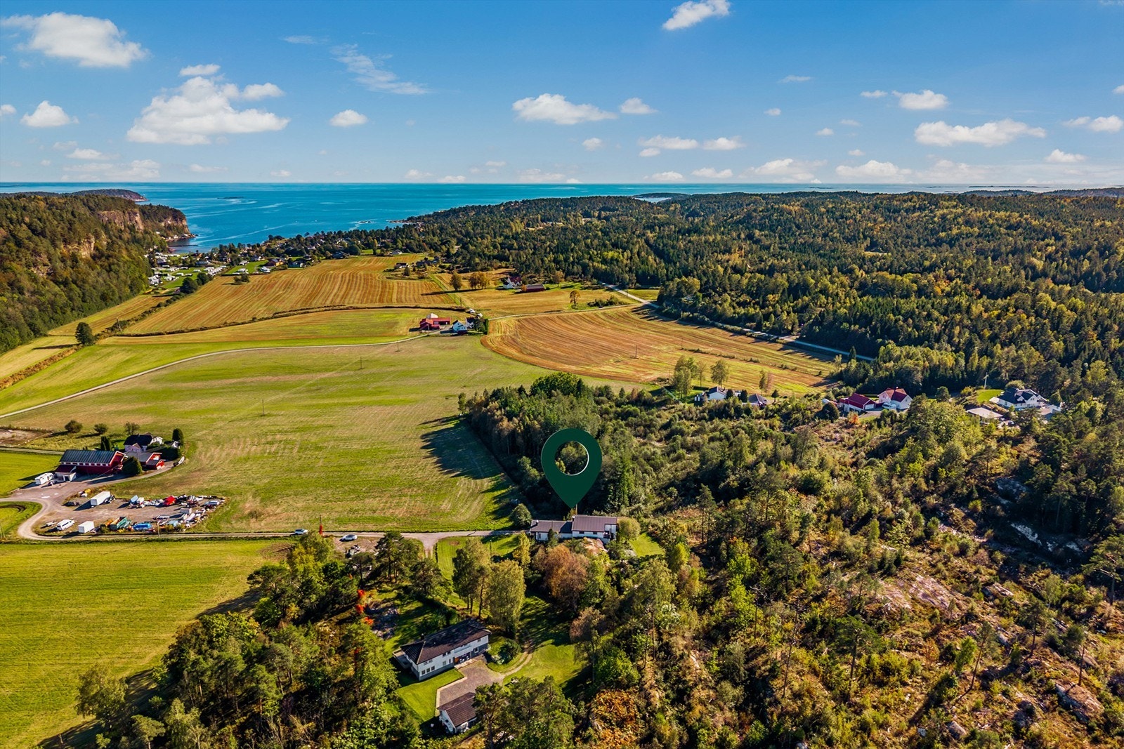 Omgitt av natur og åkerlandskap. Galleribilde