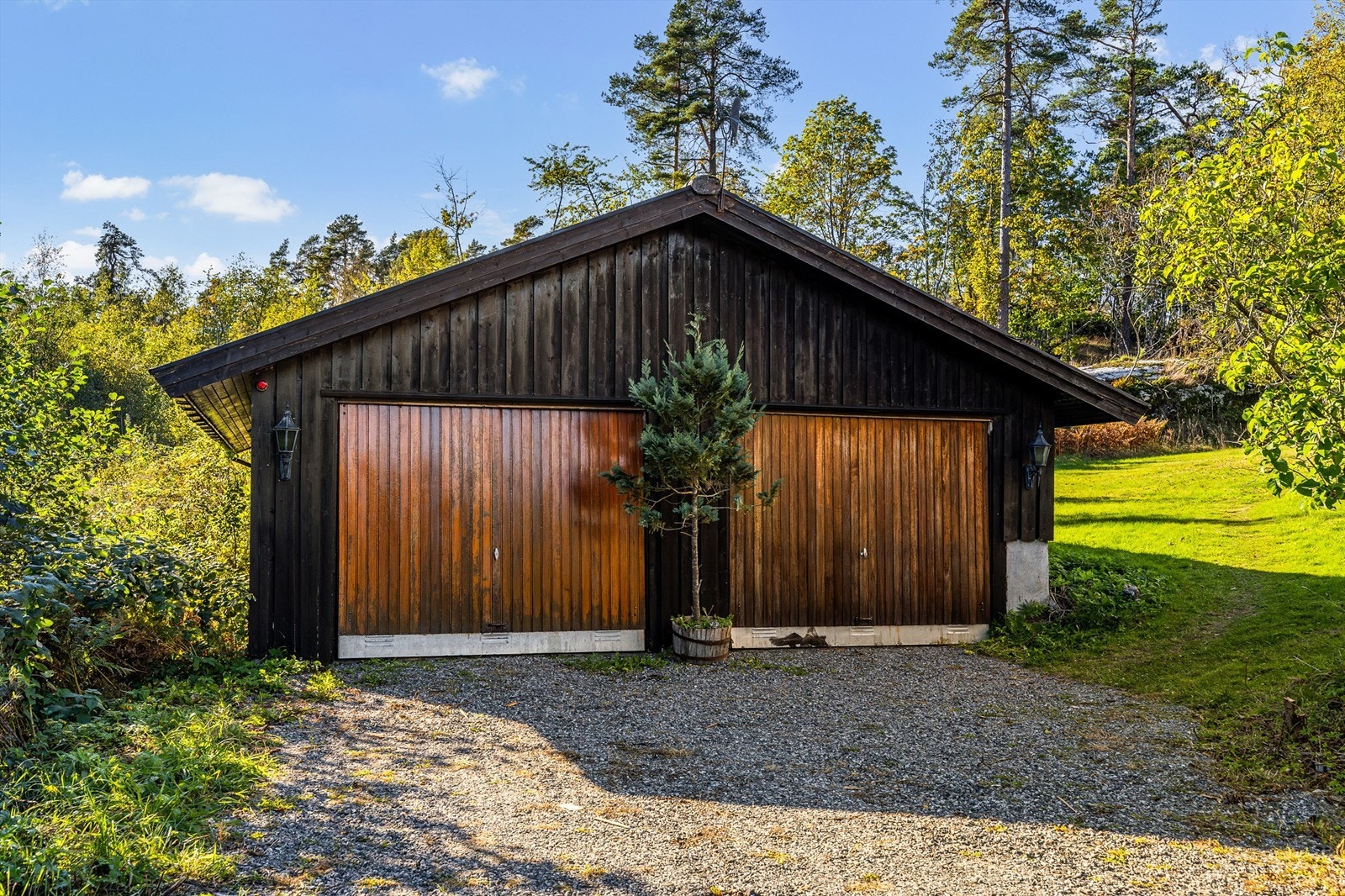 God plass til parkering i denne store garasjen. Galleribilde