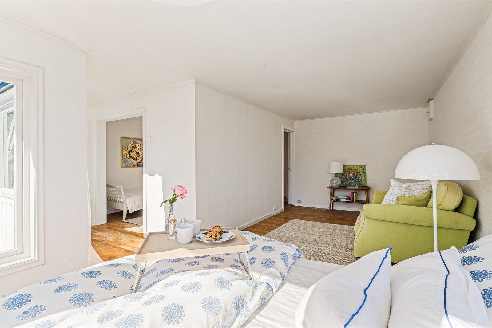 ROM FOR LEK: Barnerommet er det største rommet i 2. etasje med eget soveværelse og tilliggende leke-/oppholdsrom. Galleribilde