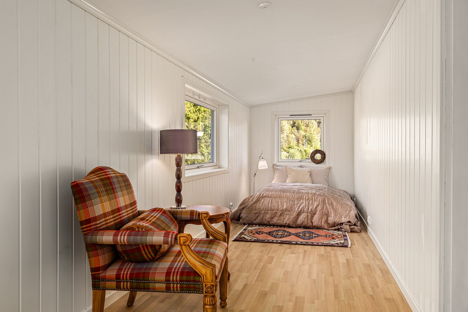 Dette nyoppussede soverommet er lyst med en rolig og kjølig behagelighet over seg. Galleribilde