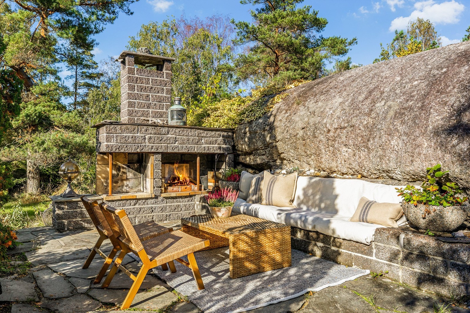 Uteplassen rommer både utepeis, loungegruppe og spiseplass. Galleribilde