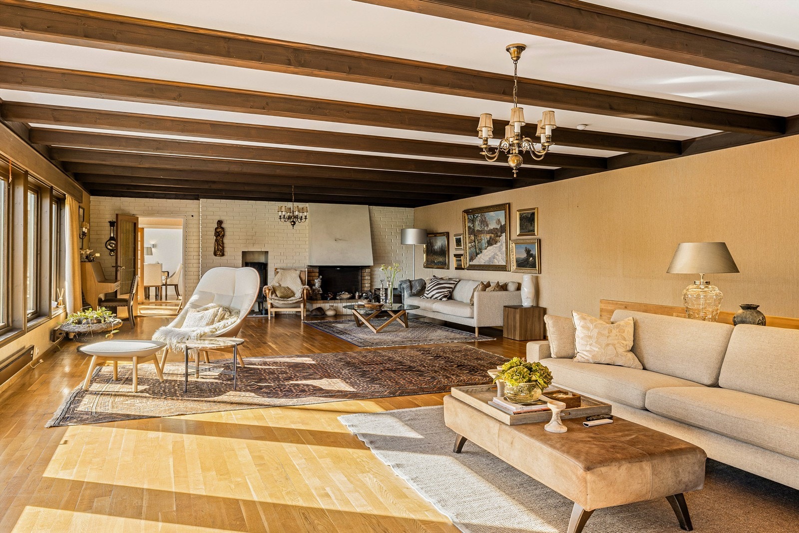 Dagslyset flommer inn i den nydelige stua. Galleribilde