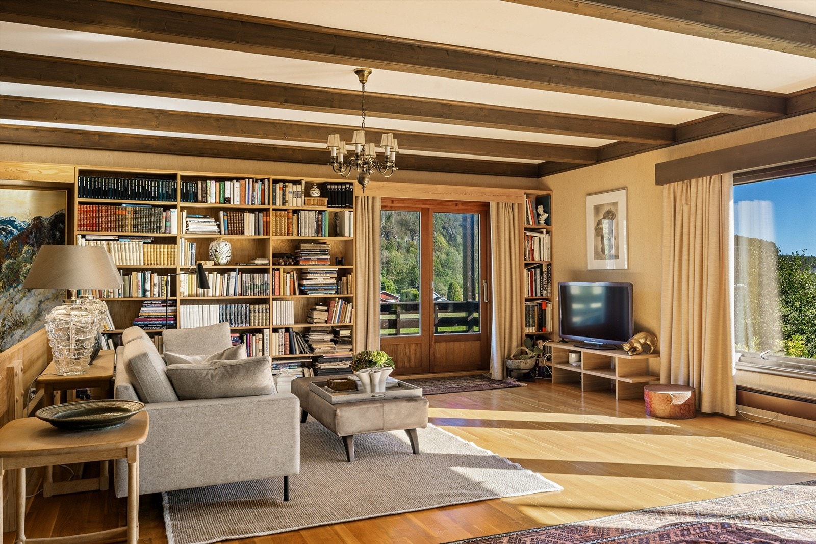 De integrerte bokhyllene er en pen og smart løsning til stueinteriøret. Galleribilde