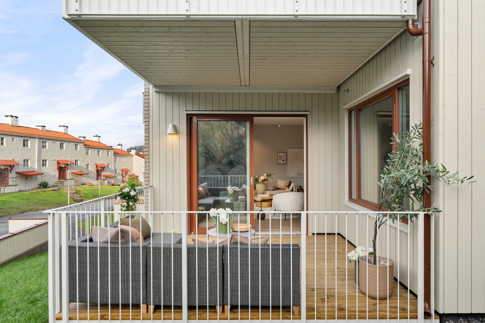 Her er det god plass til å møblere med hagemøbler. Galleribilde