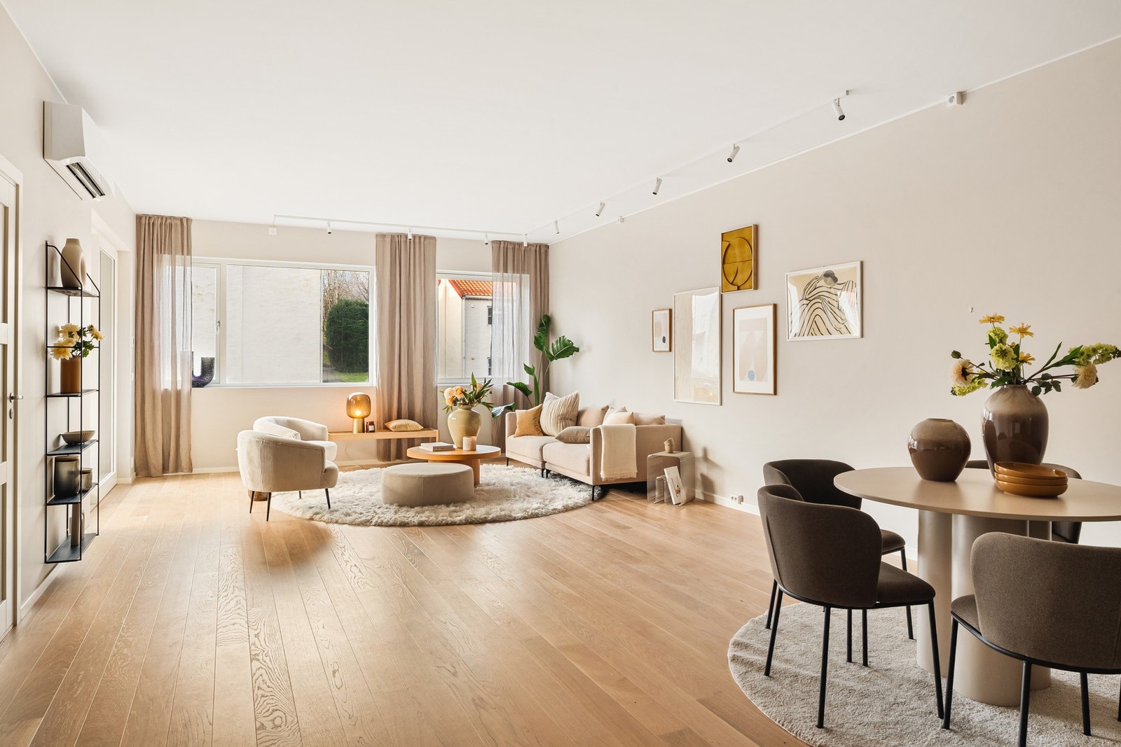 Grunnet rommets planløsning og størrelse er det god plass til å møblere i forskjellige soner. Galleribilde