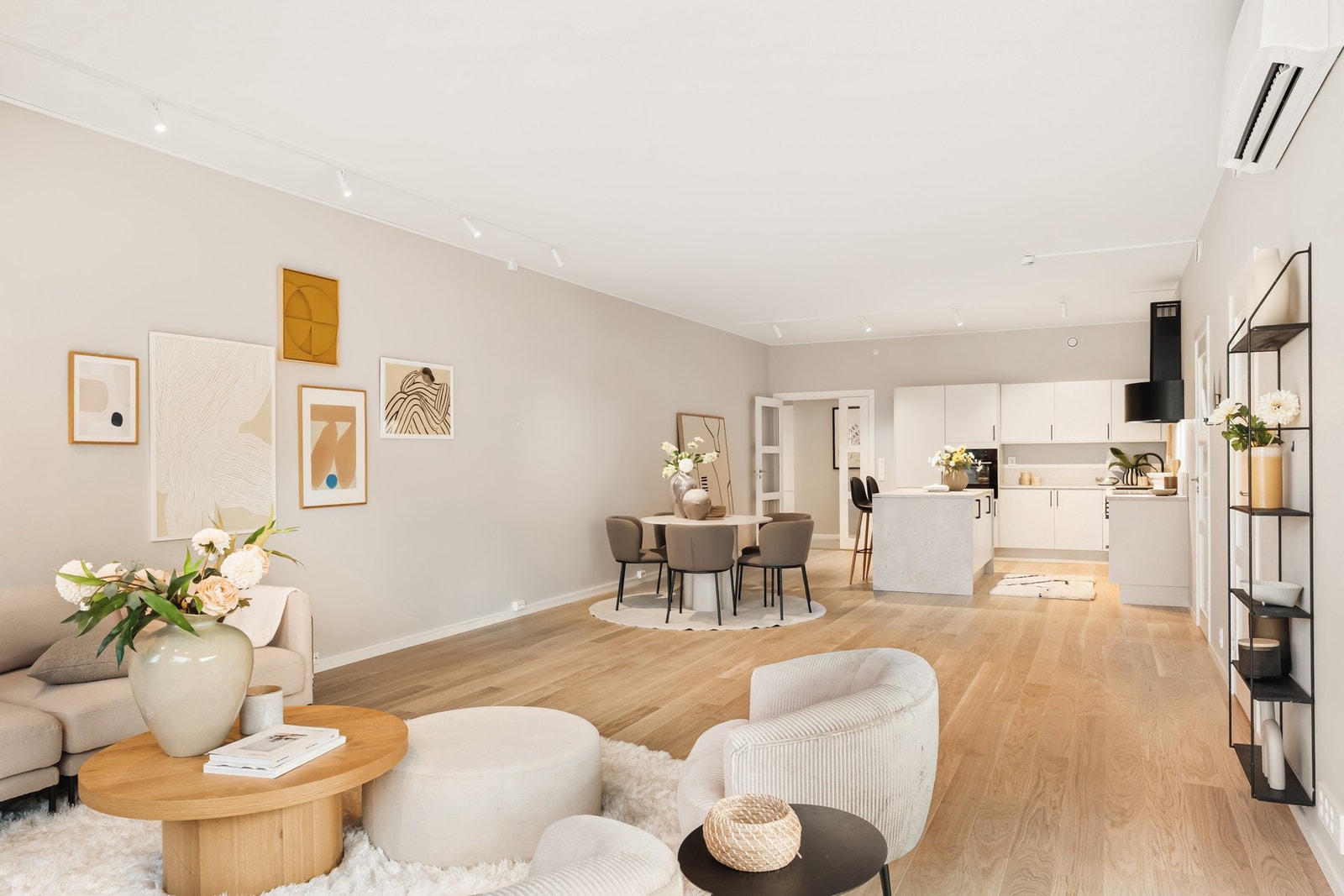 Mellom sofakroken og kjøkkenet er det en flott plass til å møblere med en spisegruppe. Galleribilde