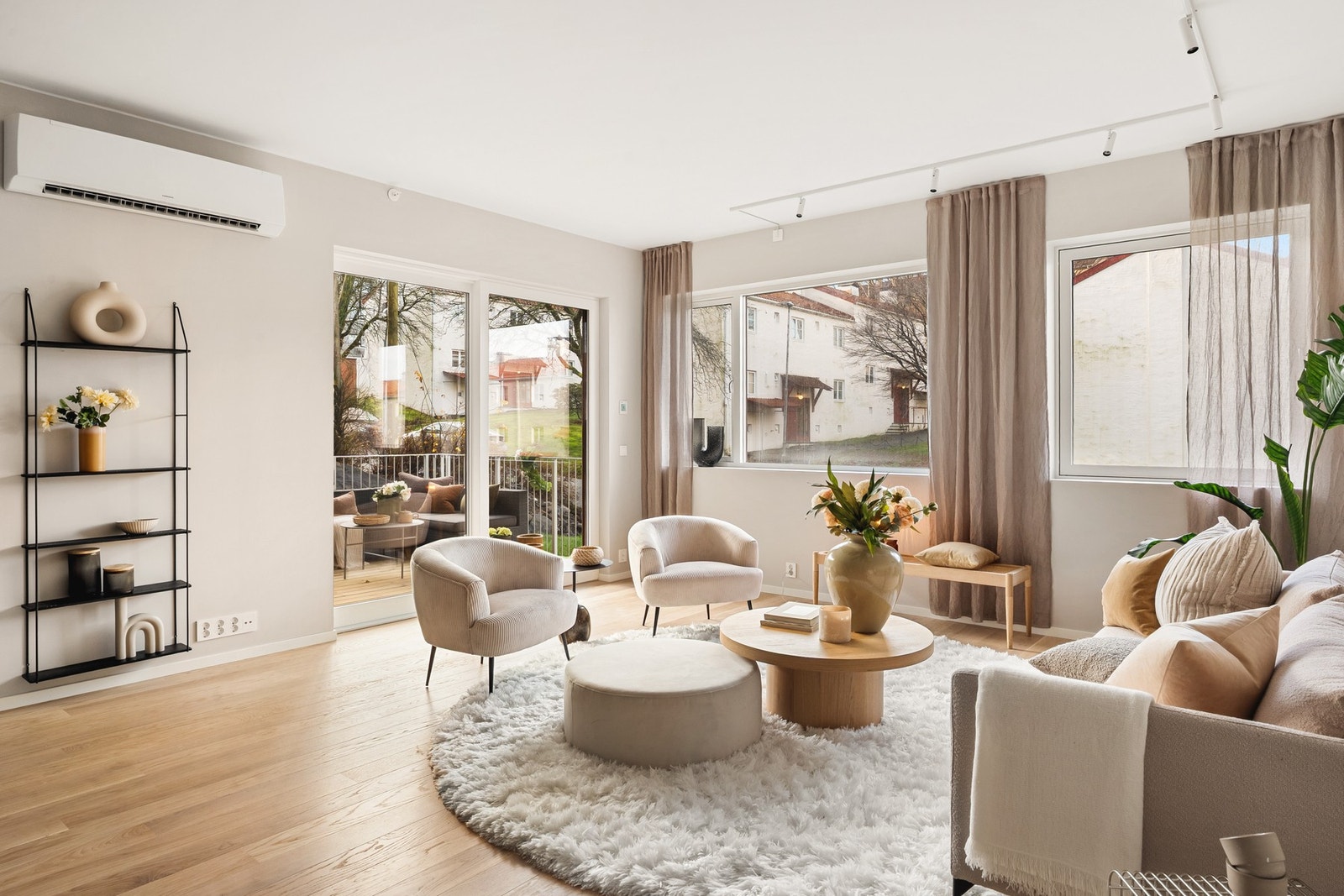 Leiligheten har en stor og romslig stue- og kjøkkenløsning med store vindusflater som slipper inn godt med naturlig lys. Galleribilde