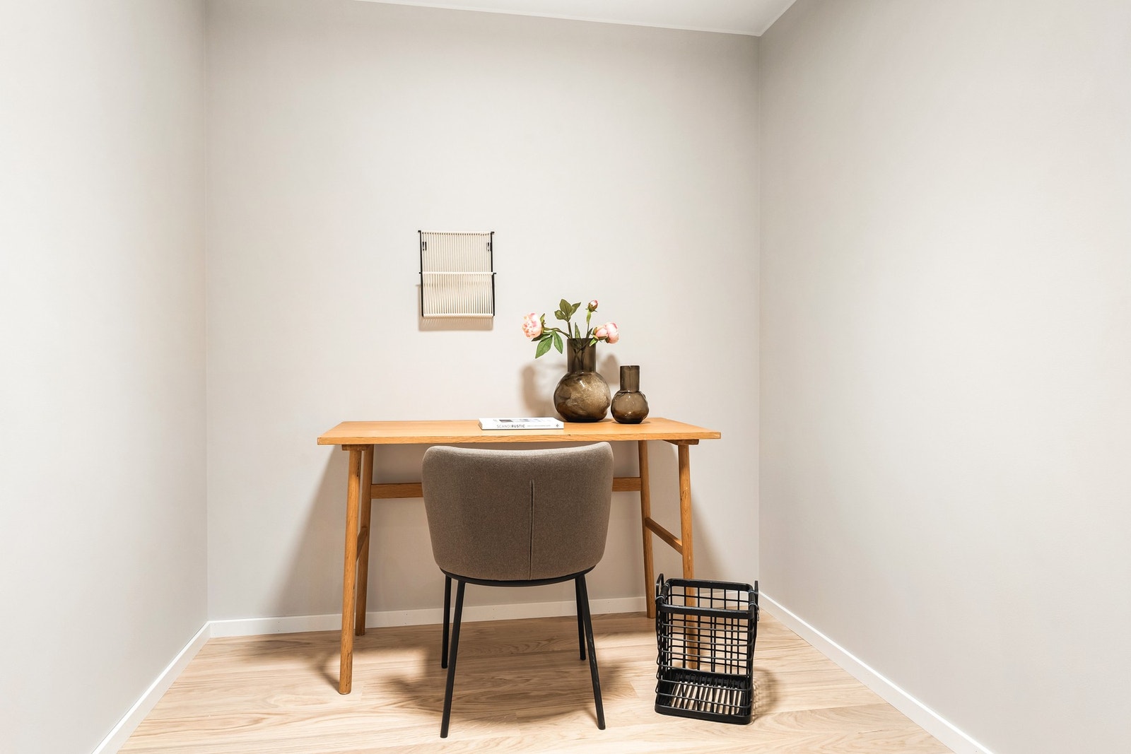 I walk-in closet er det god plass garderobeløsninger for oppbevaringsplass eller kontorløsning Galleribilde