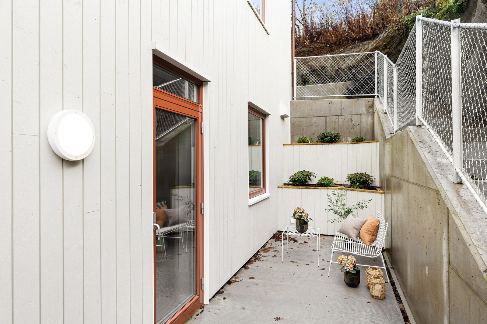 Fra det ene soverommet er det også utgang til enda en koselig uteplass! Galleribilde