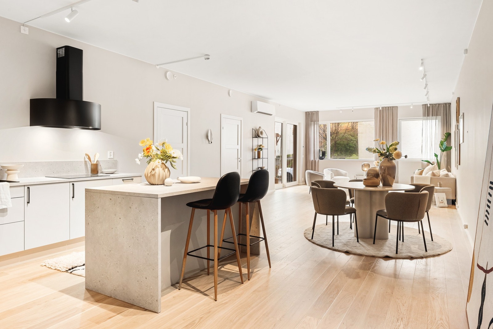 Det rålekre kjøkkenet er levert av Norema Kjøkkenstudio, og har en utforming med en praktisk og sosial kjøkkenøy med sitteplasser. Galleribilde