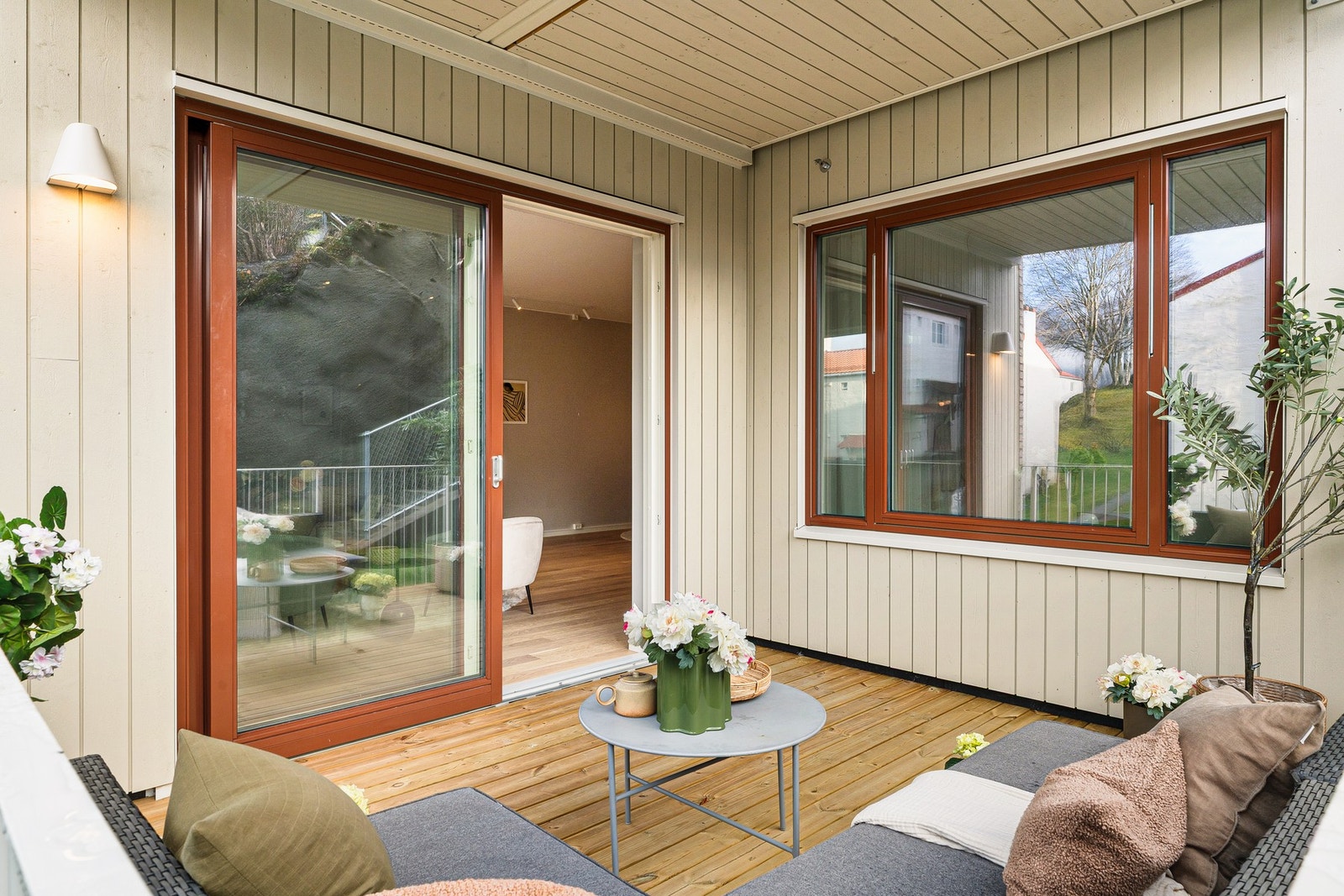 Fra stue- og kjøkken er det utgang til en herlig balkong som måles til 10 kvm. Galleribilde