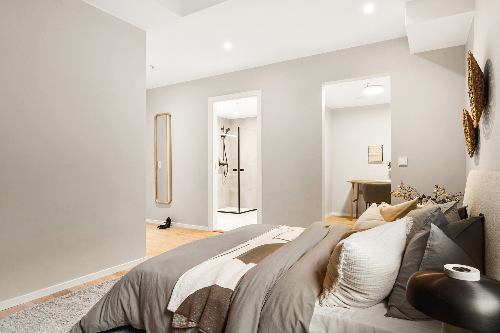 På soverommet er det god plass til en dobbeltseng og nattbord på hver side. Galleribilde