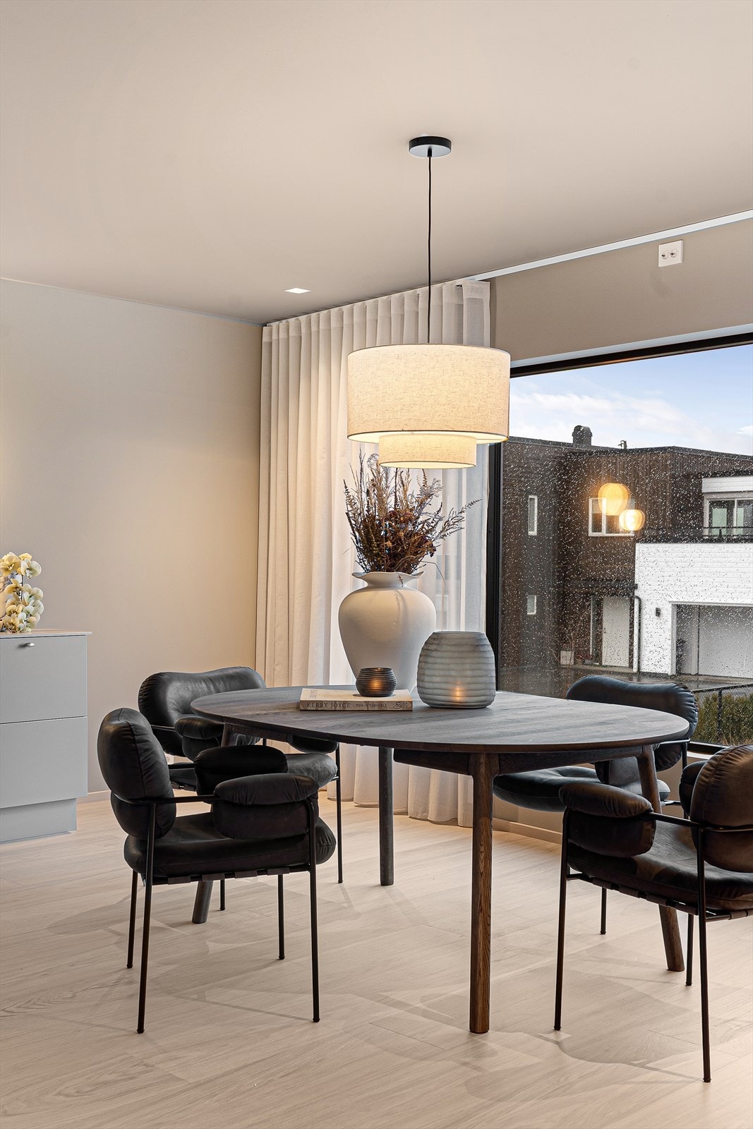 Rene linjer, lyse materialer og eksklusive detaljer - et kjøkken for både hverdag og fest. Galleribilde