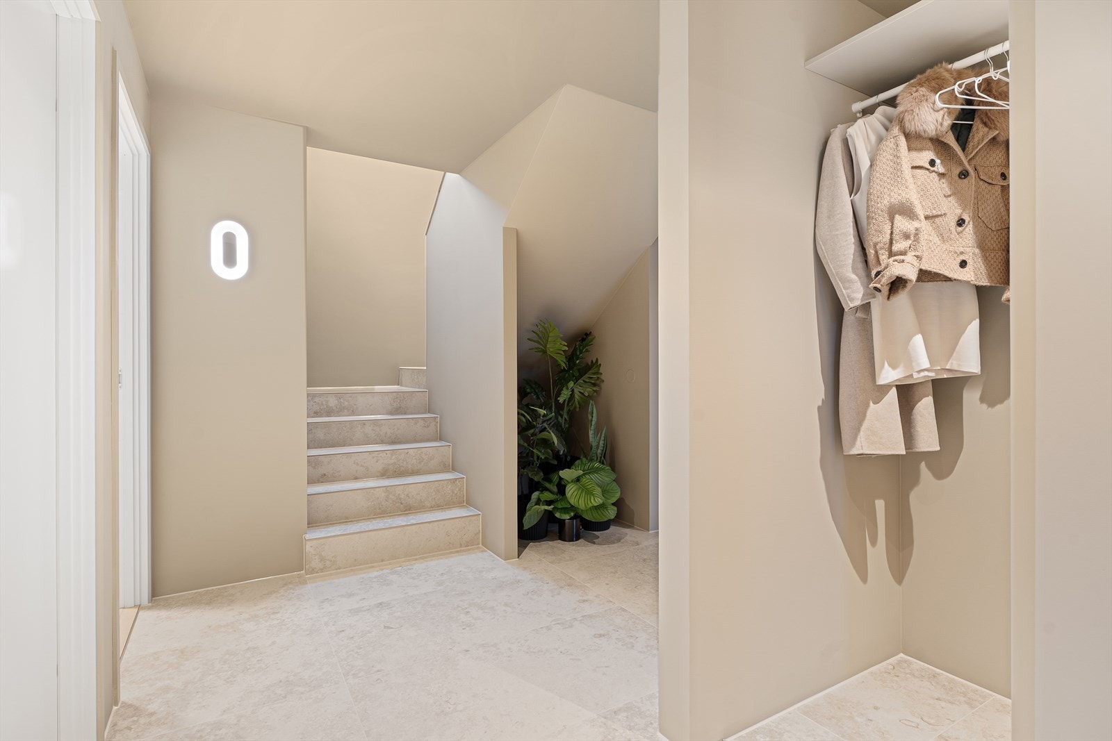 Boligen har plassbygget trapp fra Moderne Bygg1. Galleribilde