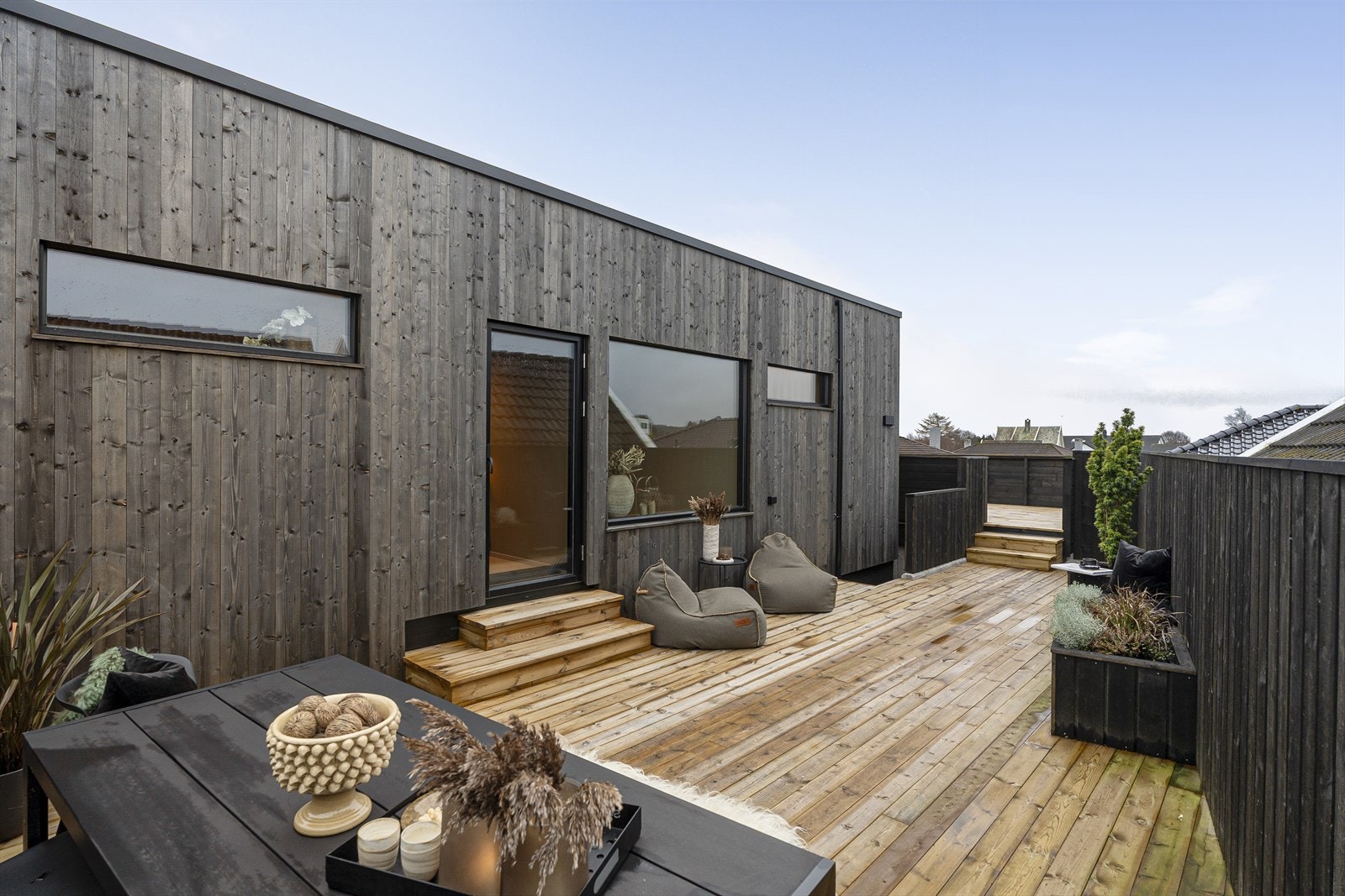 Praktisk og gjennom tenkt terrasse. Galleribilde