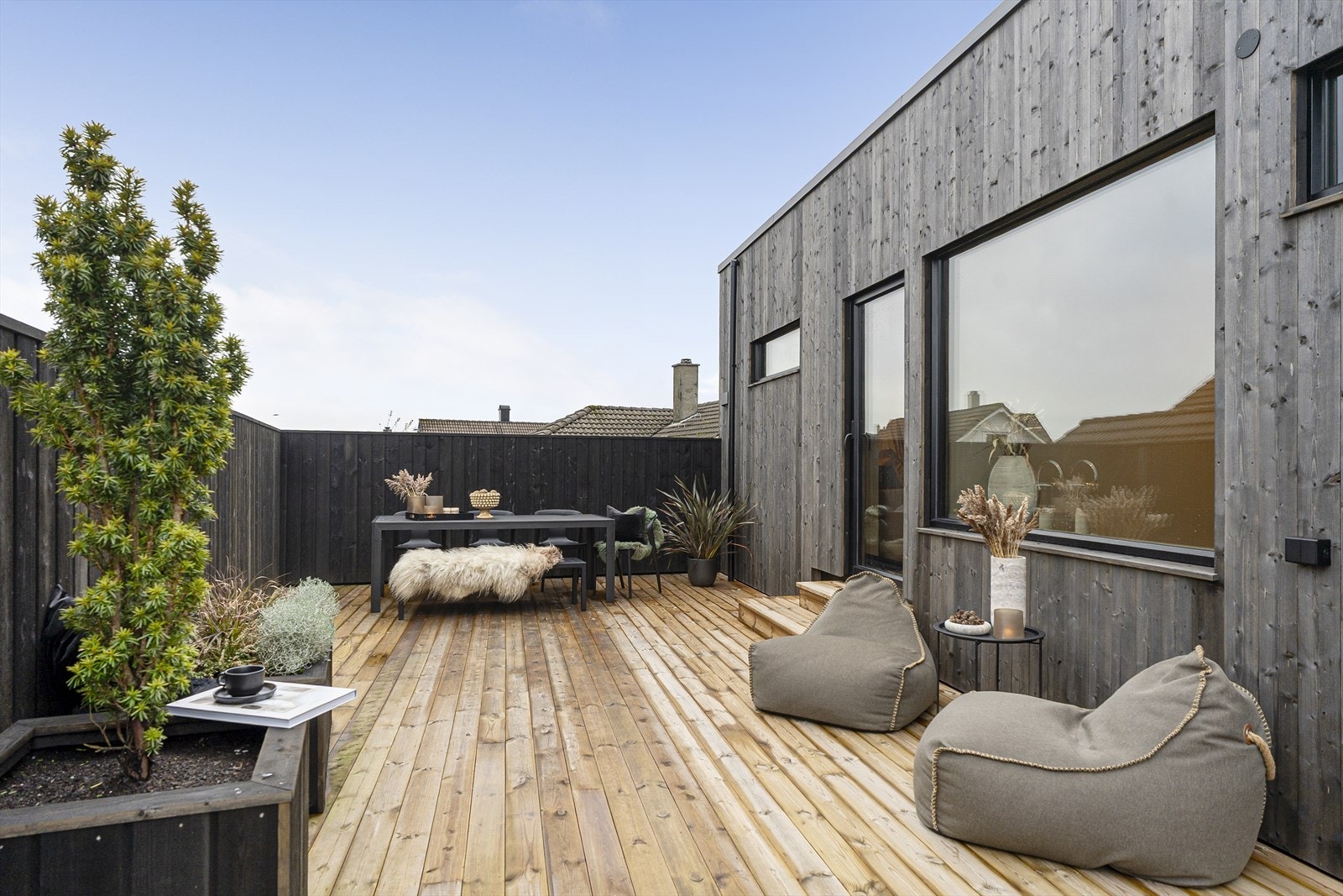 Flotte uteplasser med gode solforhold og plass til både lounge og spisegruppe. Galleribilde