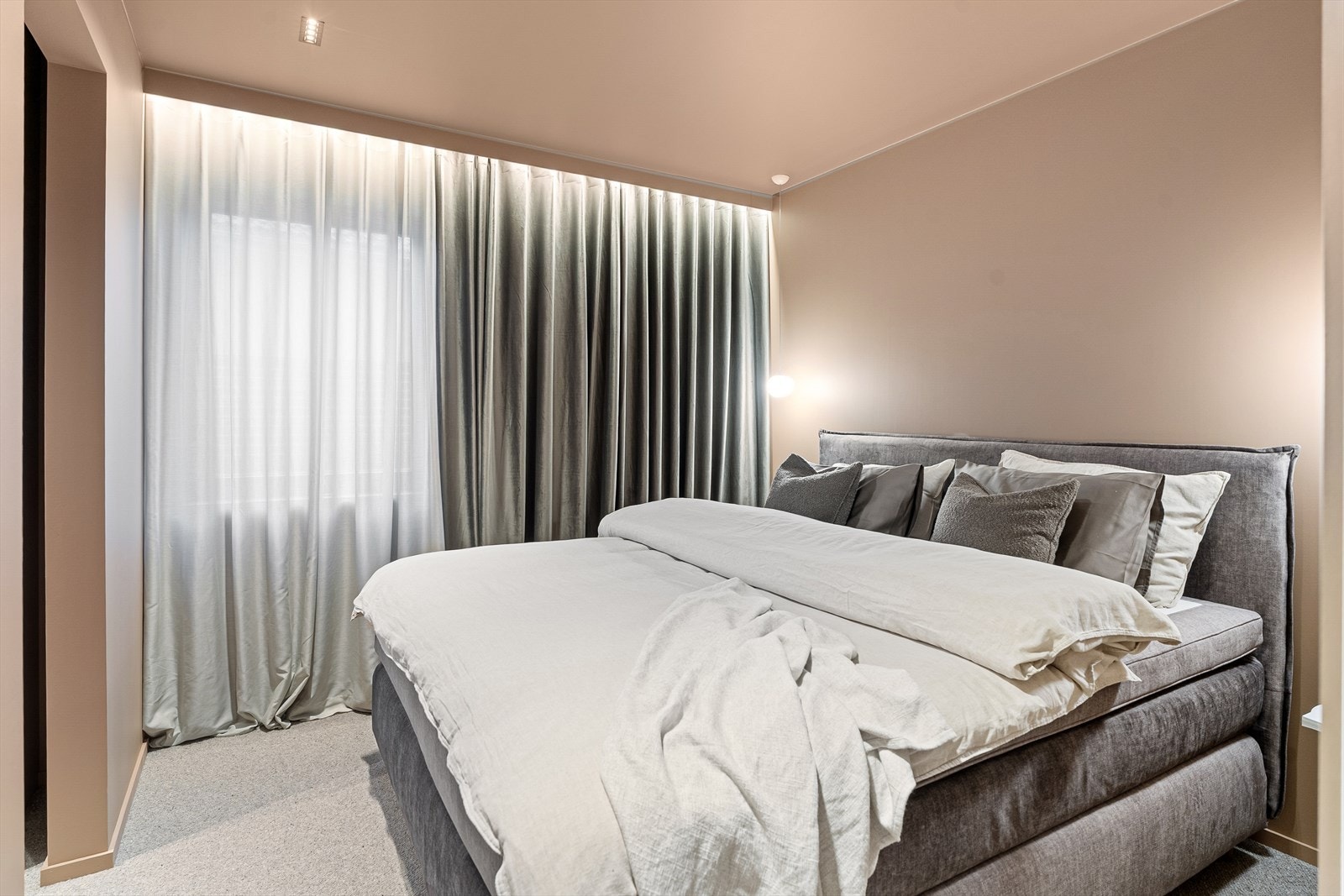 Hovedsoverom med lun atmosfære og heldekkende teppe for ekstra komfort. Galleribilde