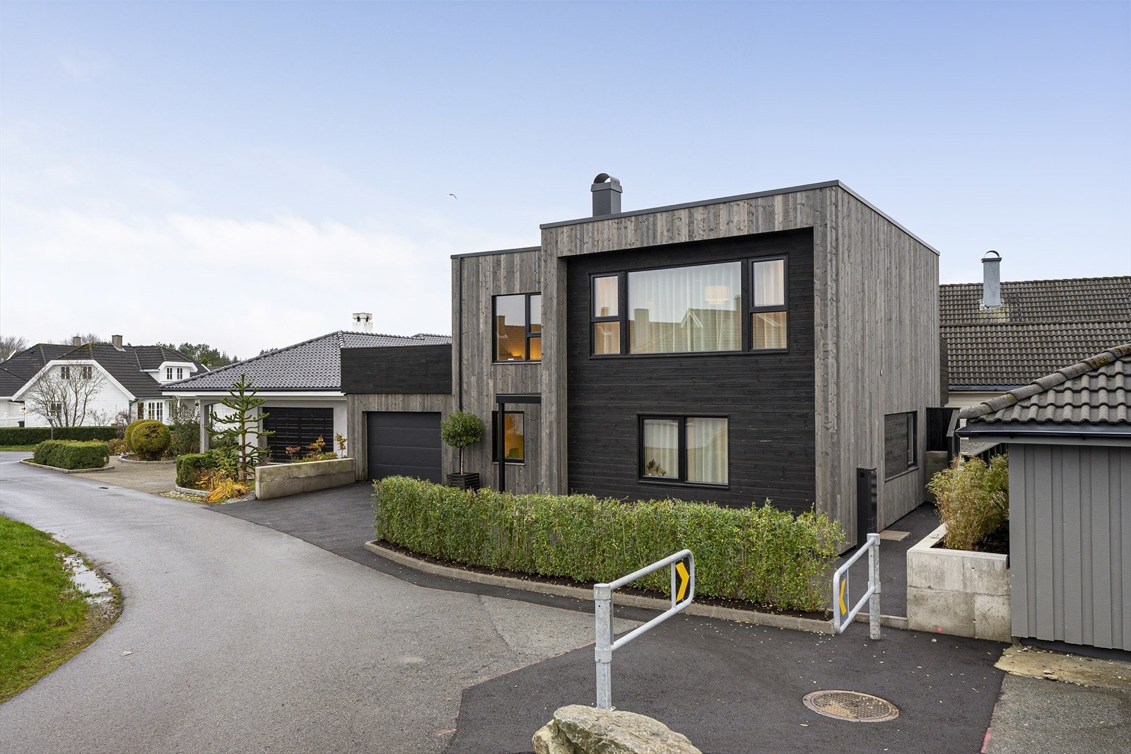 Stilfull fasade som speiler boligens høye kvalitet - fra utside til innside. Galleribilde