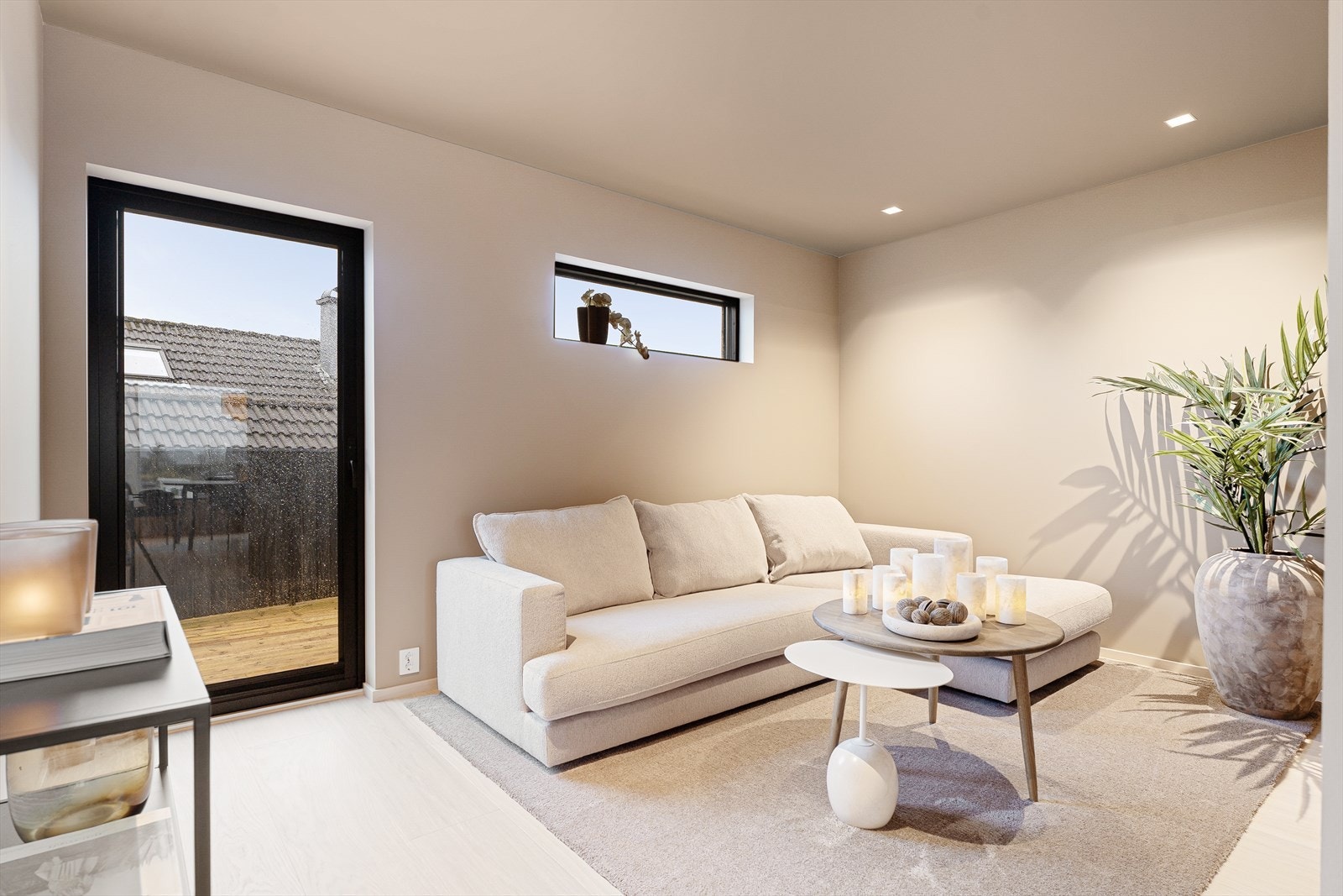 Lys og pen stue med tidløs atmosfære. terrasse dør ut stil stor terrasse. Galleribilde