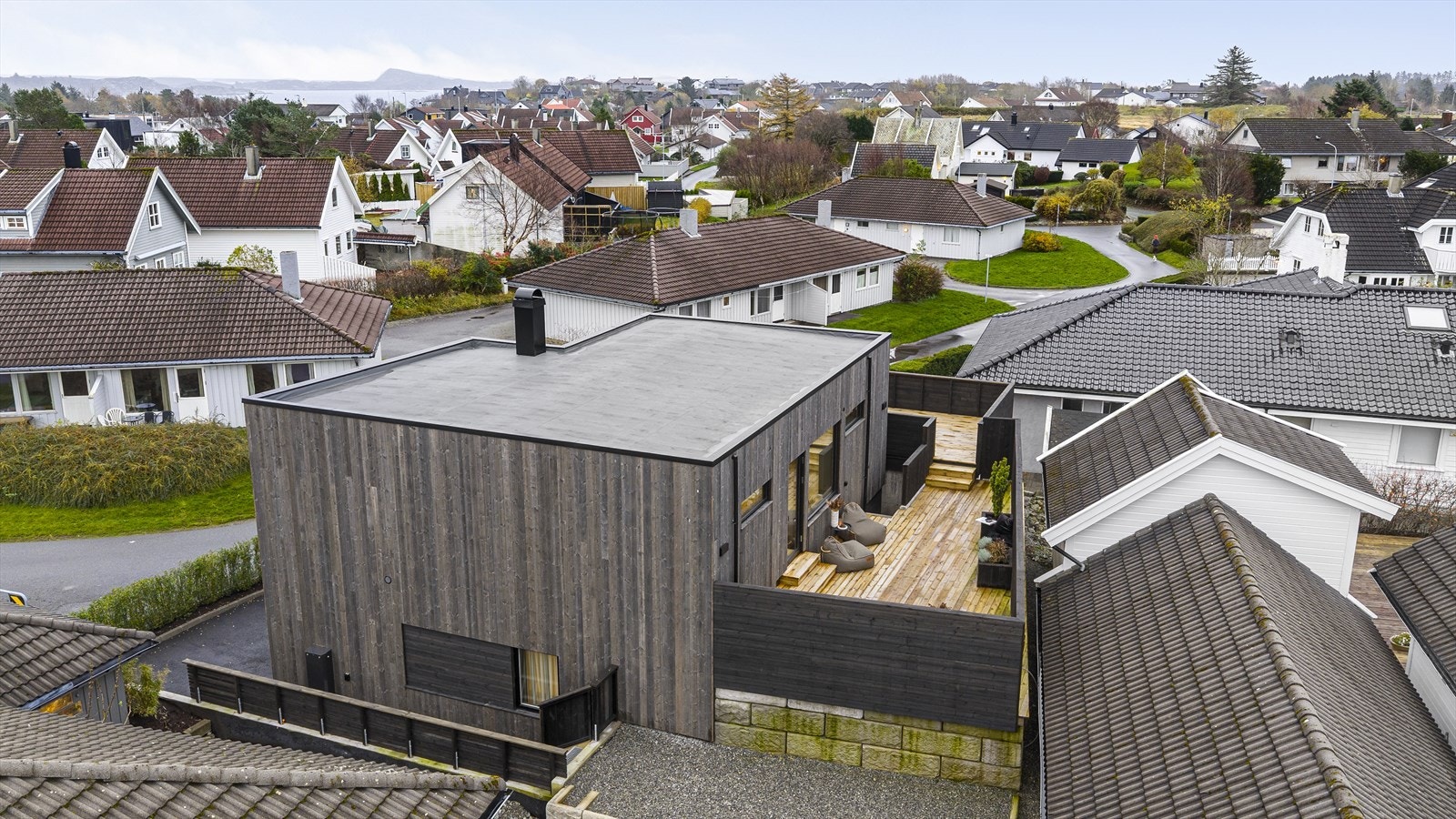 Boligen har stor terrasse med gode solforhold. Galleribilde