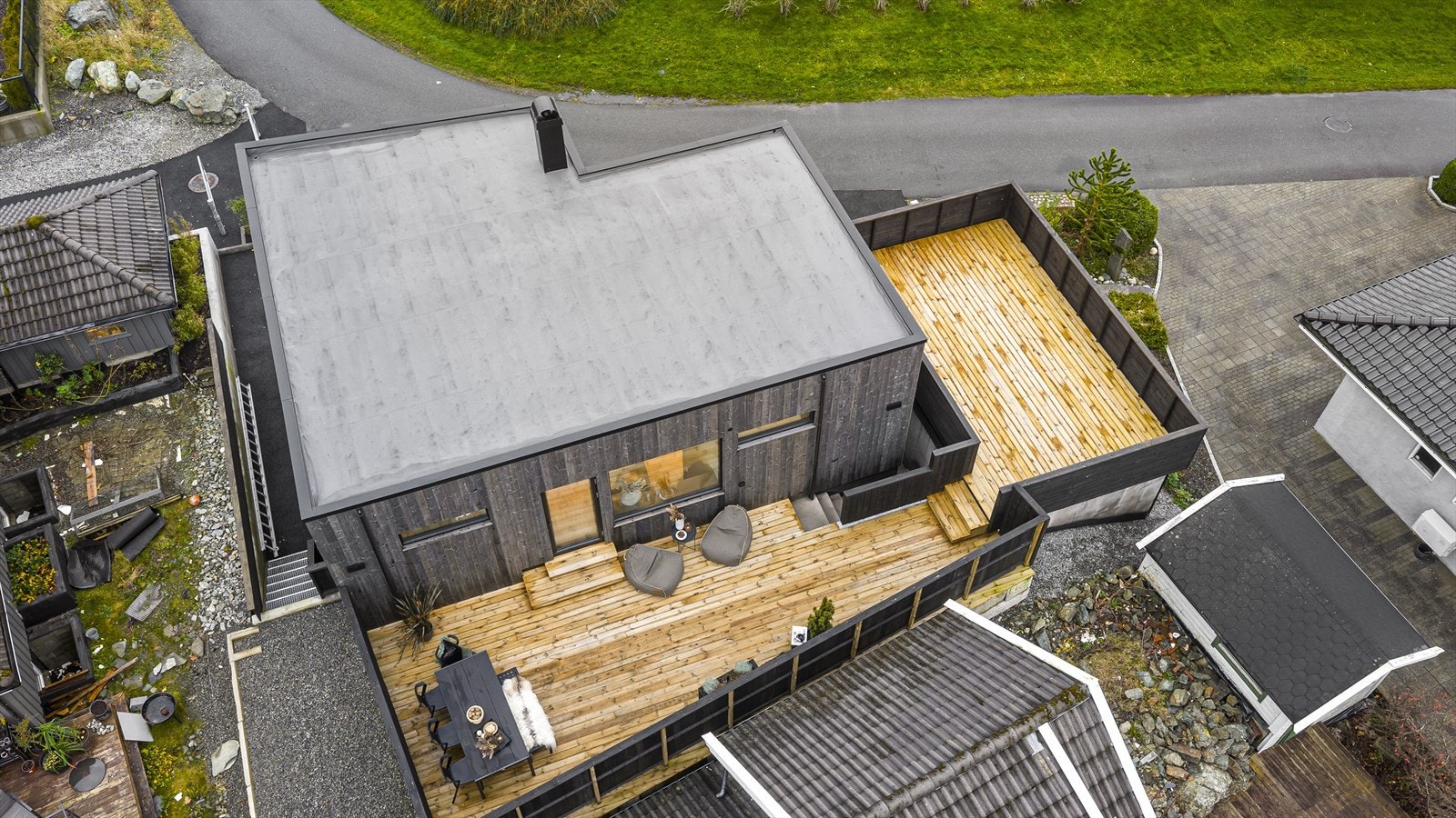 Flotte uteplasser med gode solforhold og plass til både lounge og spisegruppe. Galleribilde