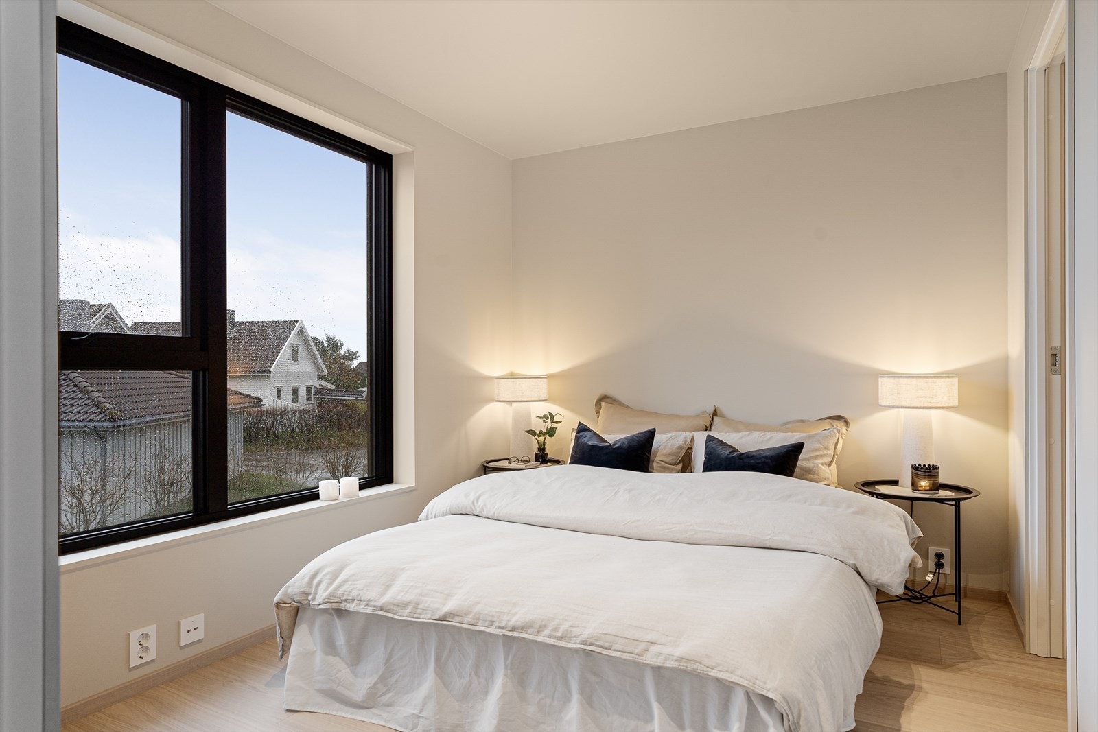 Listefritt fra vegg til tak gir et sømløst og eksklusivt preg. Galleribilde