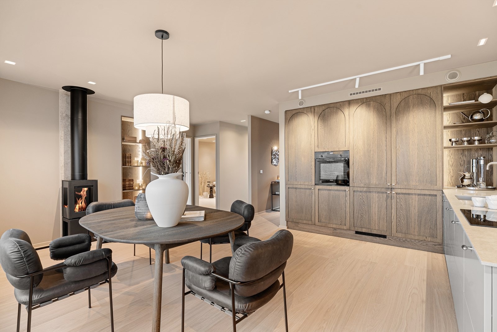 Kjøkkenet er levert av Knapphus Kjøkken (Frid-serien) og er spesialdesignet i moderne stil. Galleribilde