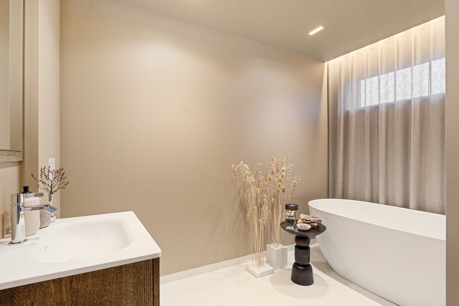 Baderom i 2. etasje. Begge bad er eksklusive og delikat innredet, med kvalitetsfliser fra Bricmate. Galleribilde