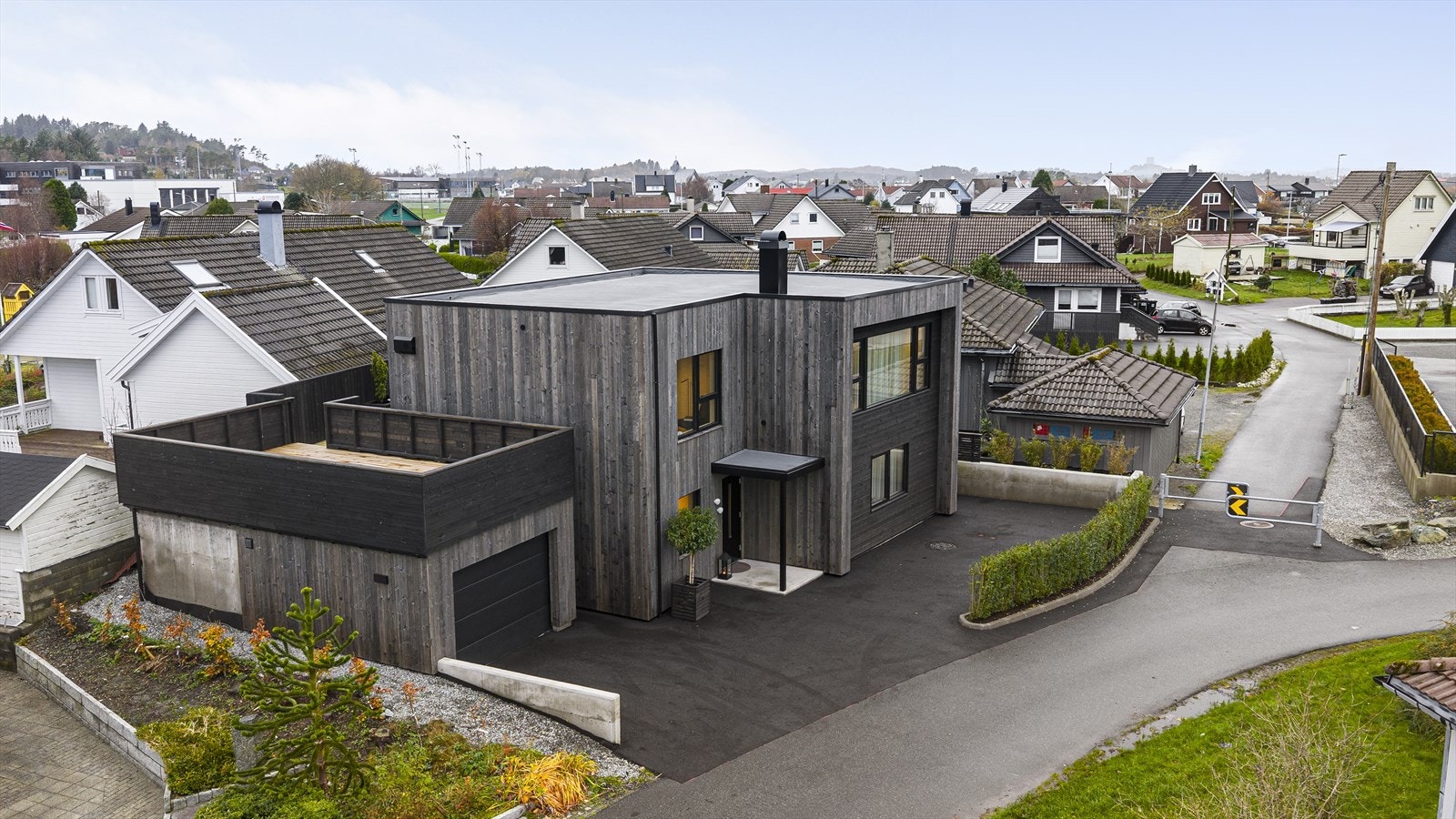 Eiendommen har en svært attraktiv og barnevennlig beliggenhet i Guletjødnvegen. Galleribilde