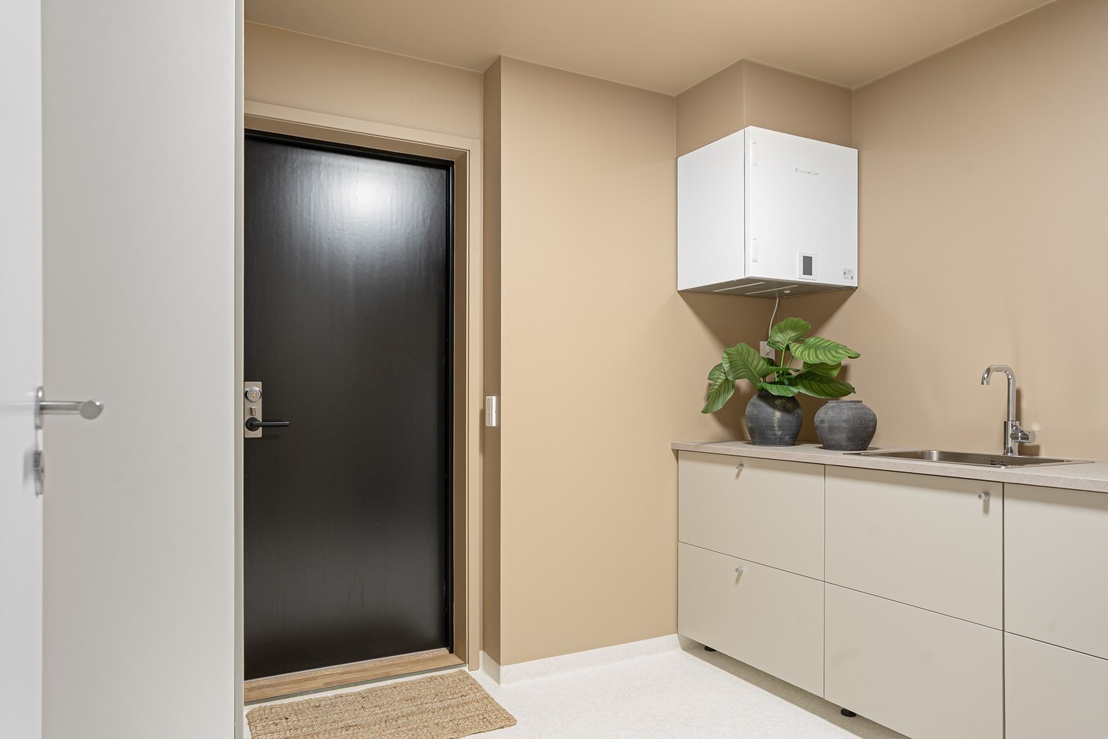 Smart og funksjonelt vaskerom med plassbygd innredning og god arbeidsflate. Galleribilde