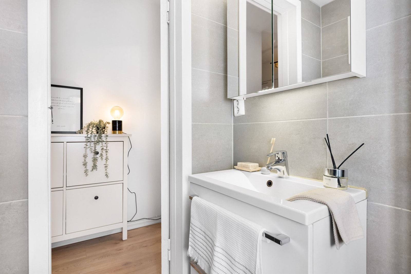 Vegghengt servantinnredning med mye oppbevaringsplass i skuffer og skap. Galleribilde