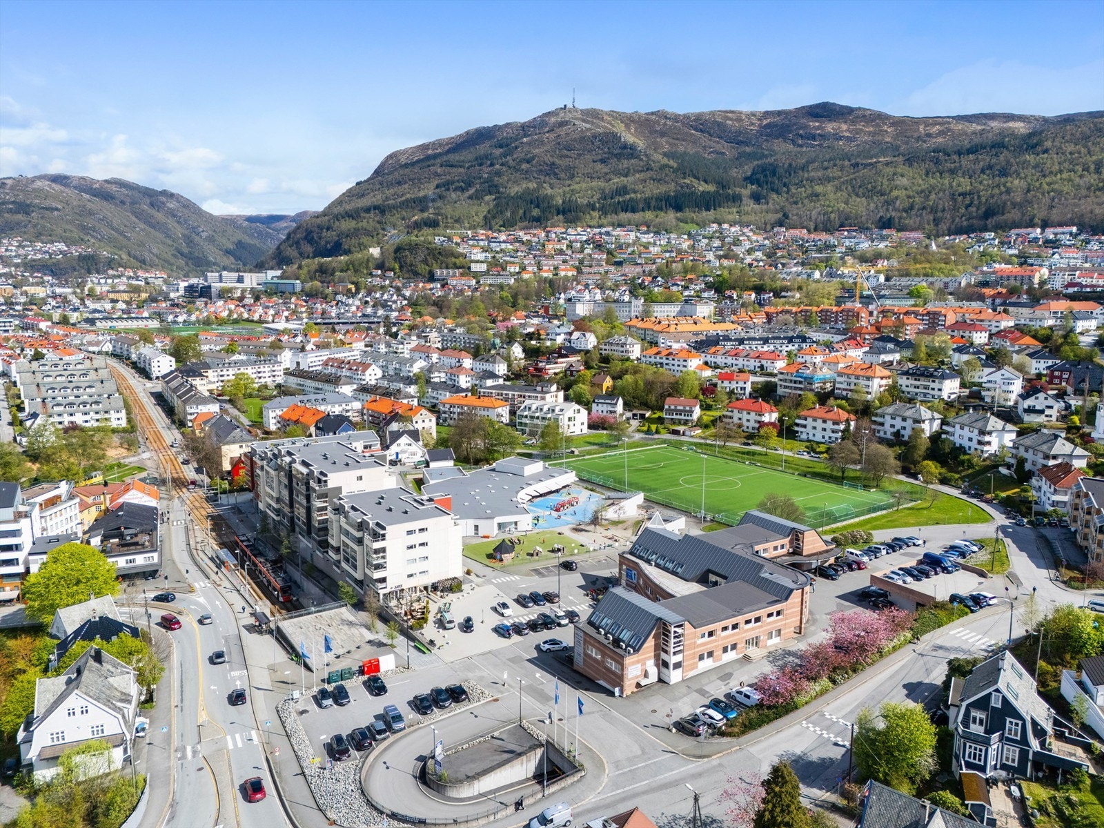 Wergeland ligger også i gangavstand fra leiligheten. Her finner du dagligvarebutikk, restauranter, apotek, bybanestopp og treningssenter. Galleribilde
