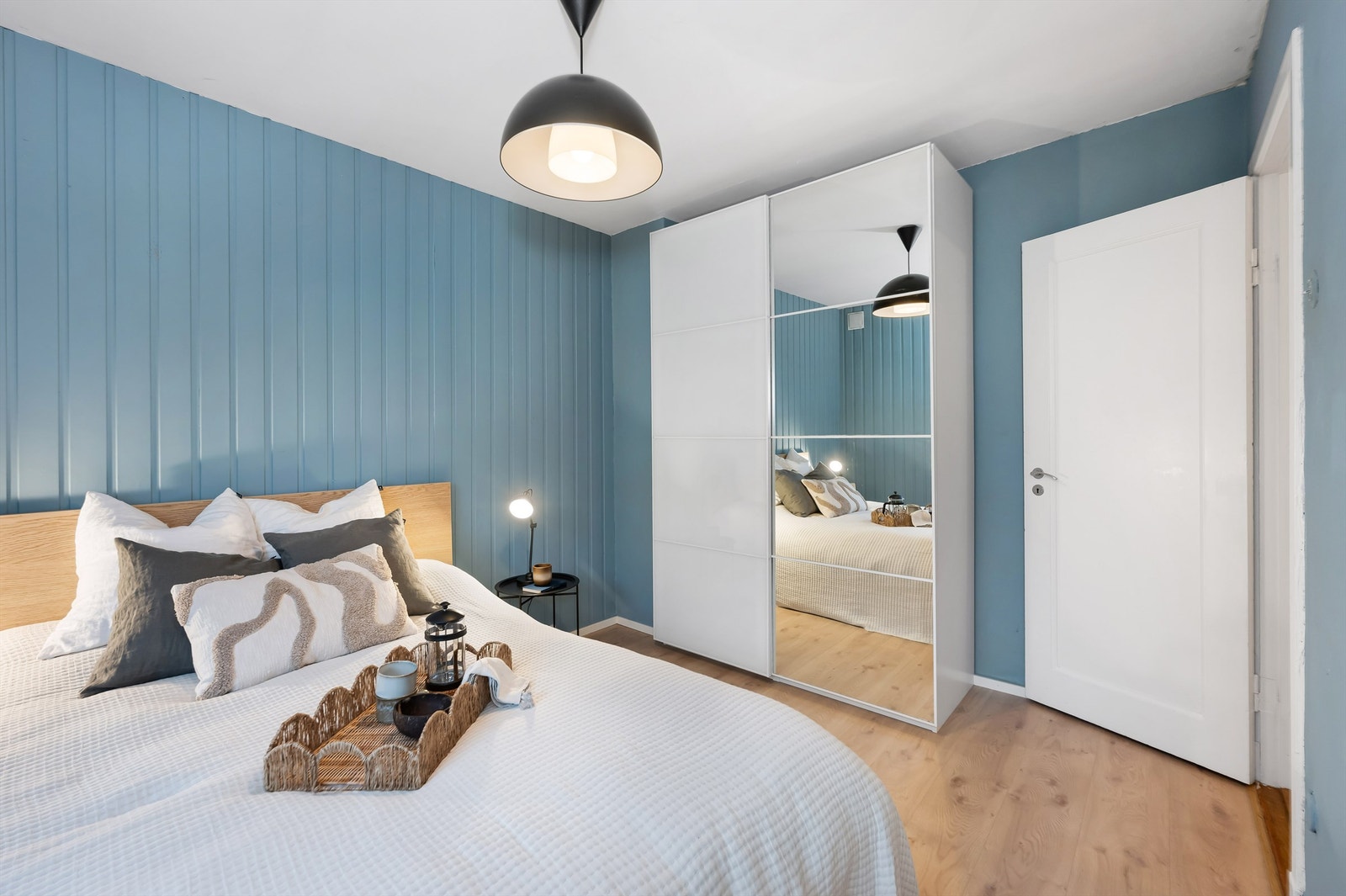 Soverommet har godt med oppbevaringsplass. Galleribilde