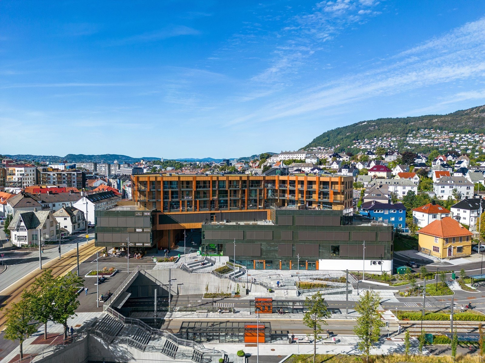 Rett ved HVL ligger Kronstad X hvor du finner kafé, dagligvarebutikk, apotek og treningssenter. Her kan du også benytte deg av bybanens linje 2 mellom Fyllingsdalen og Bergen sentrum. Galleribilde