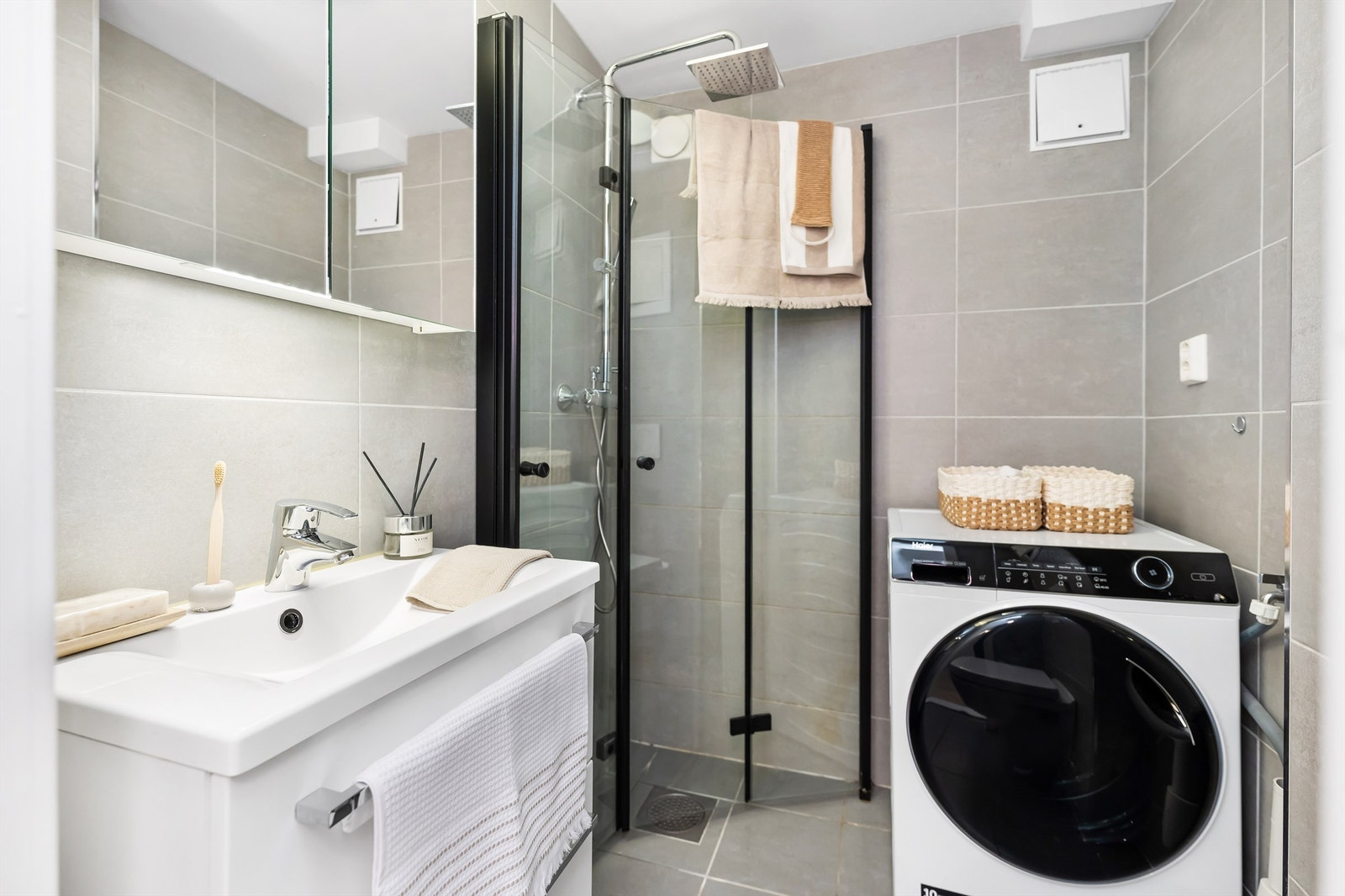 Helfliset bad oppgradert i 2016 med opplegg for vaskemaskin. Galleribilde