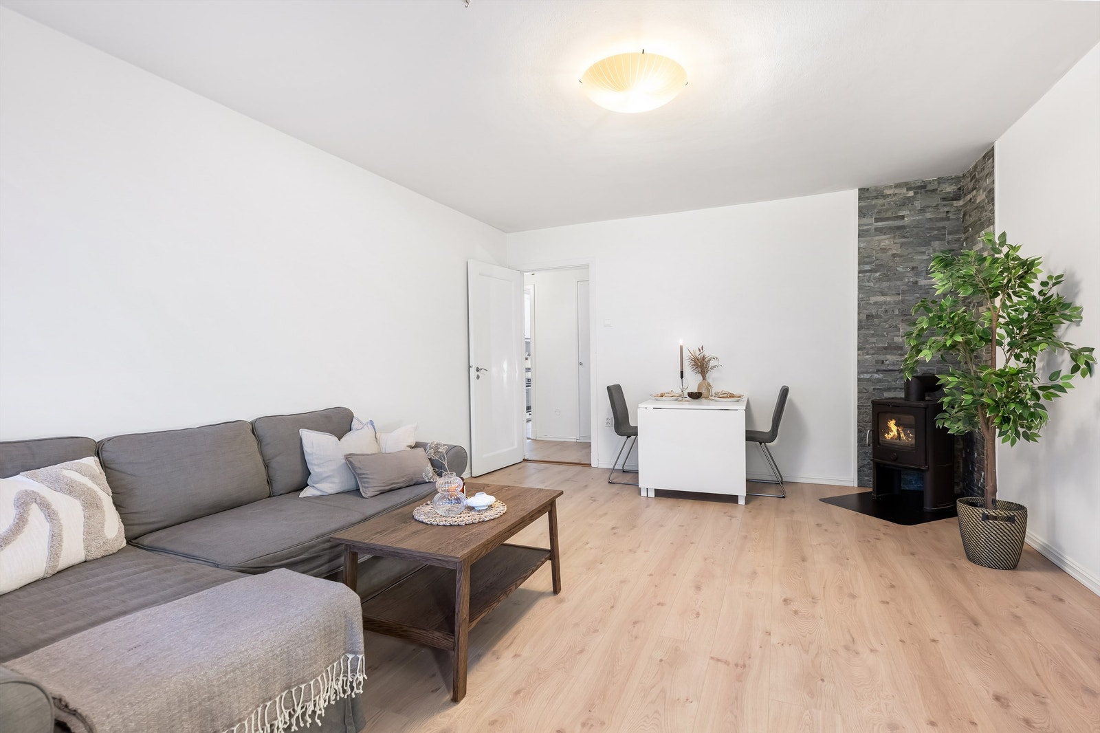 Her har du flere innredningsmuligheter med god plass til sofagruppe og spisegruppe. Galleribilde