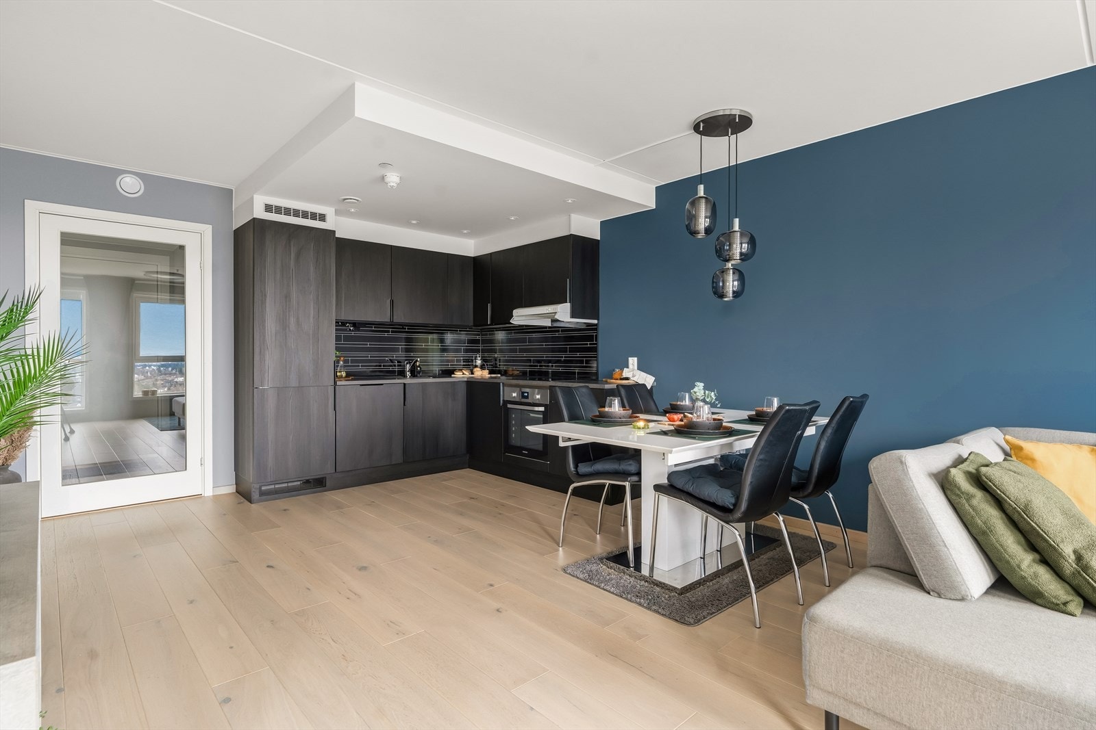 Kjøkkeninnredningen har skap med glatte, laserte fronter, samt laminat benkeplate med planlimt kum i kompositt. Galleribilde