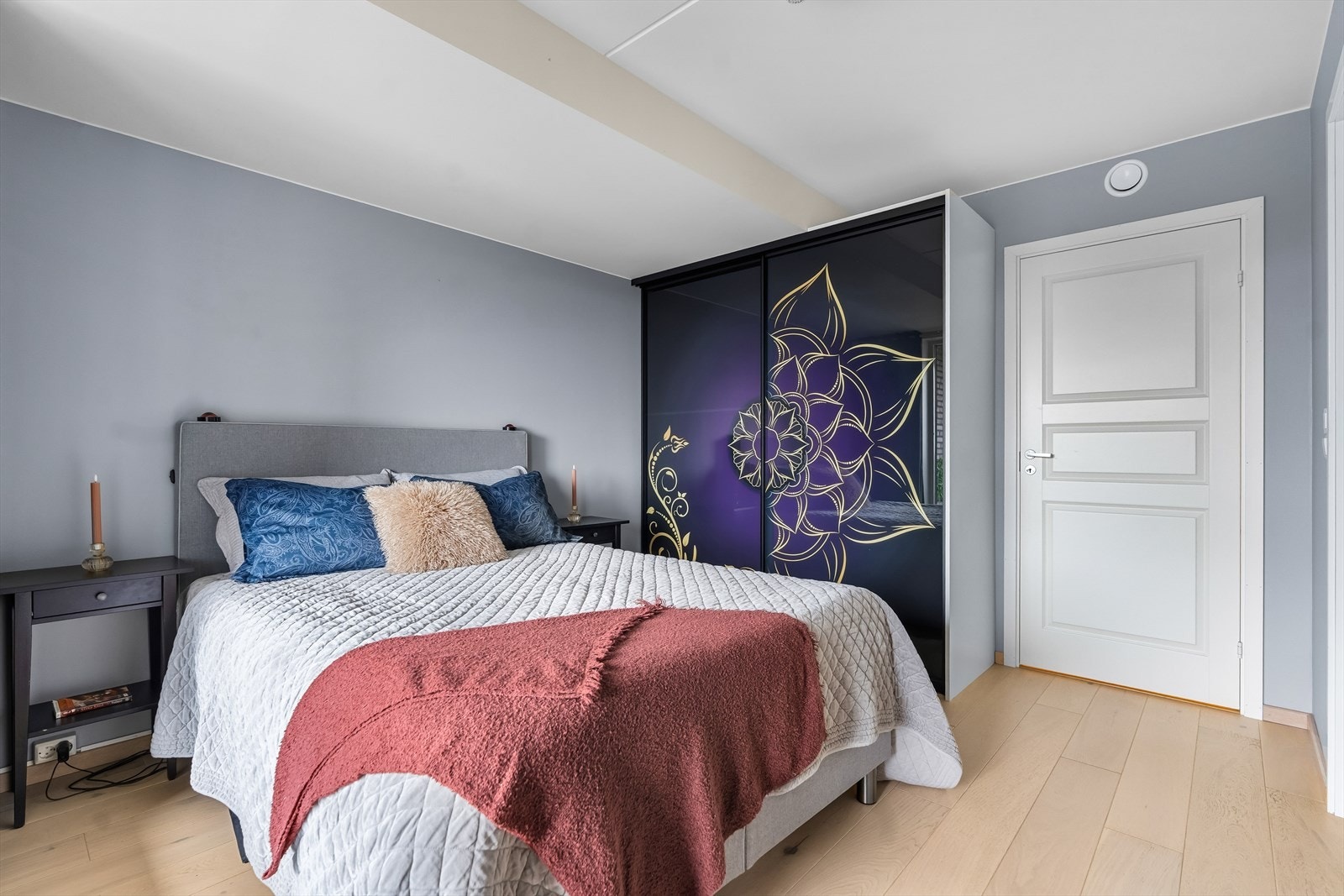 Det er montert et praktisk garderobeskap med skyvedører. Galleribilde