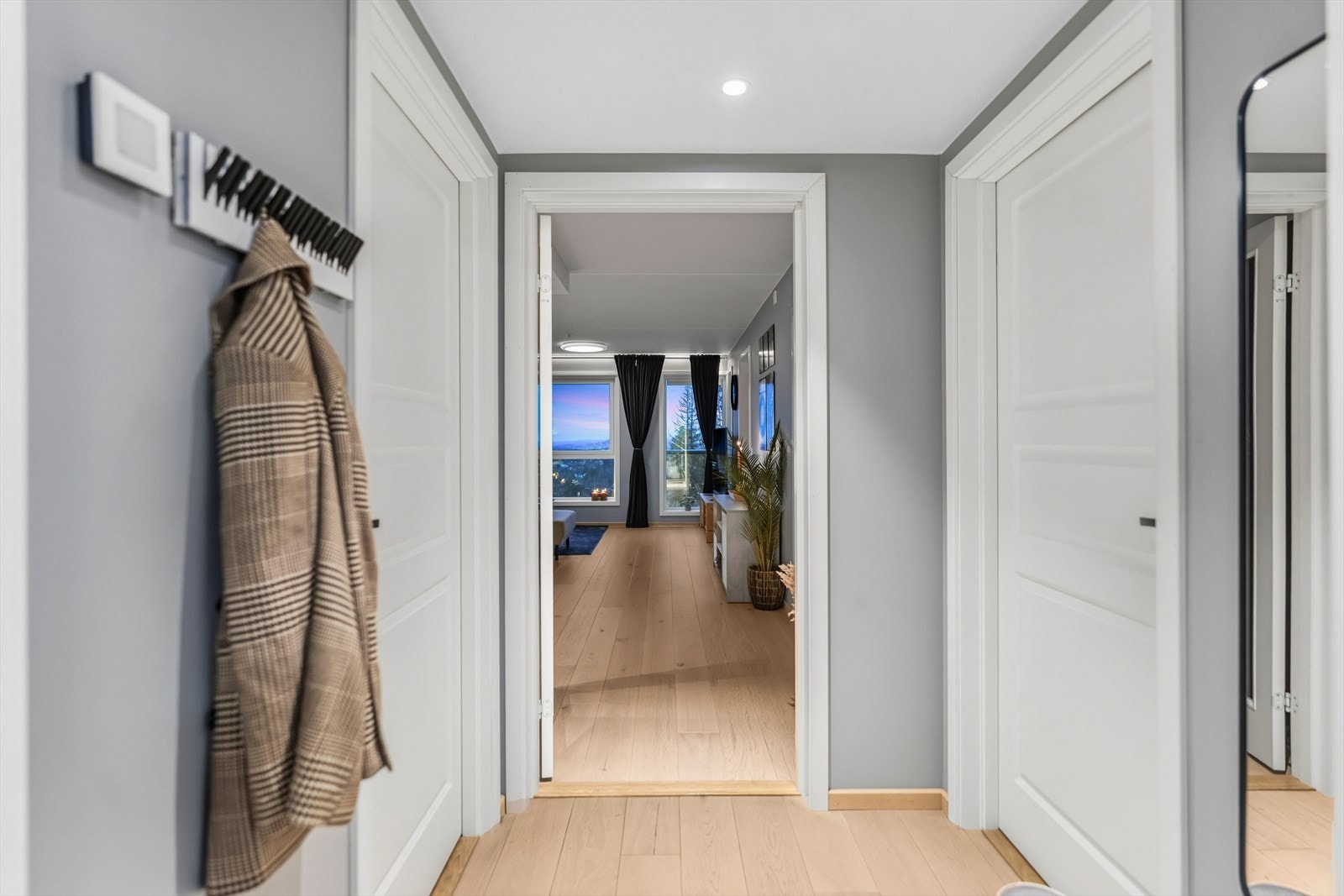 Boligen har en lys og innbydende entré, med plass til å henge fra seg yttertøy på knaggrekke. Galleribilde