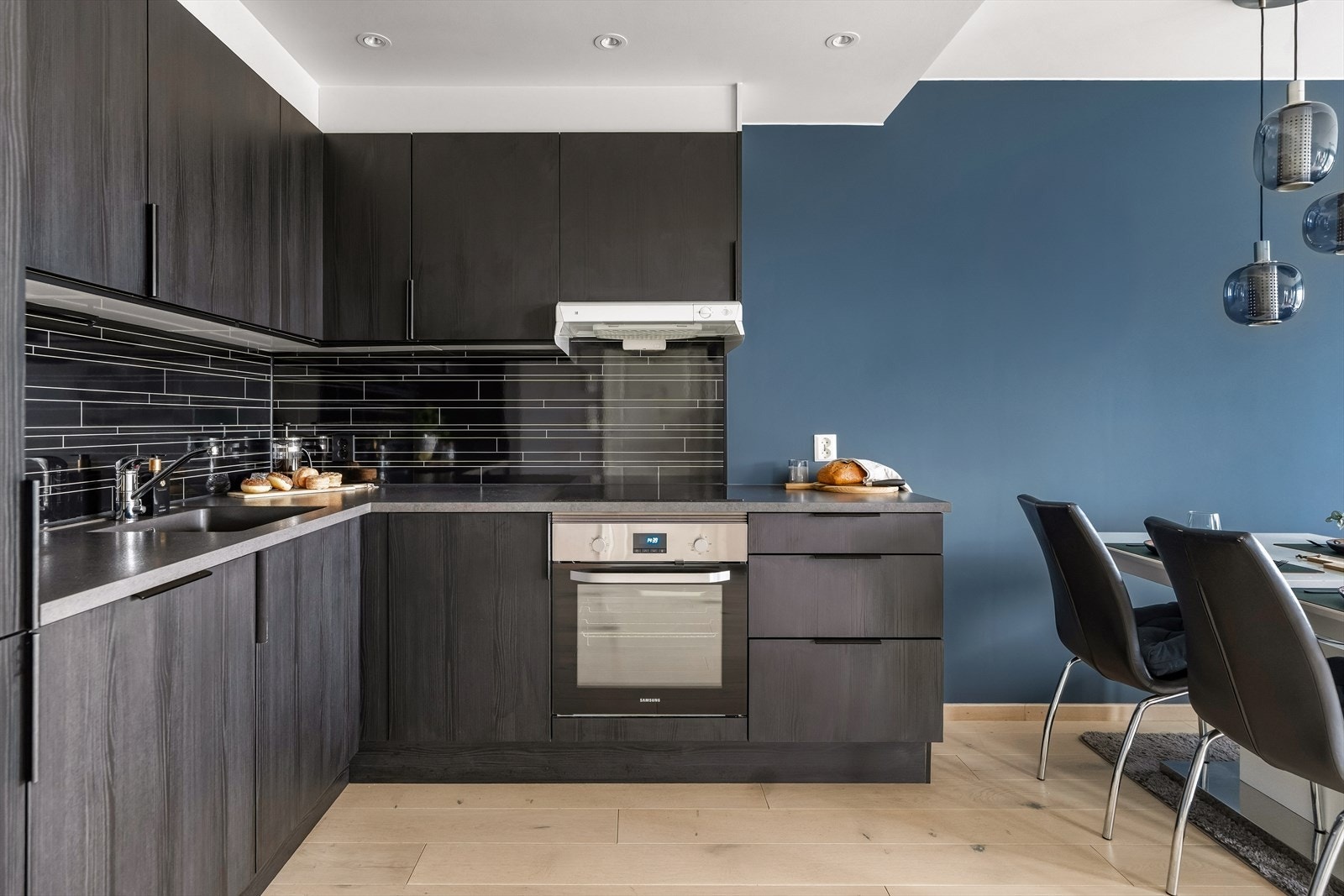 Over platetoppen er det tilkoblet ventilator, og komfyrvakt er installert. Galleribilde